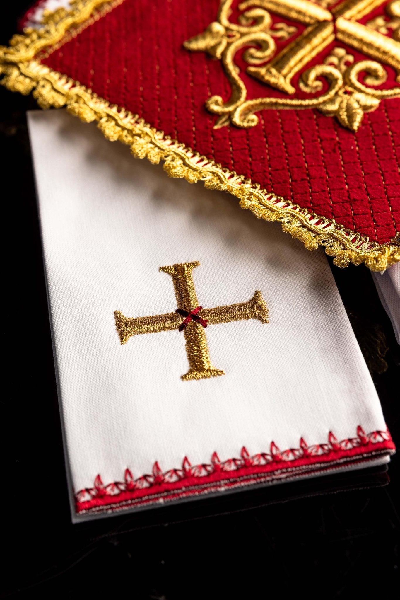 Set the Calice en lin avec croix brodée, velours rouge LE/5029/C2 - CHASUBLES.FR