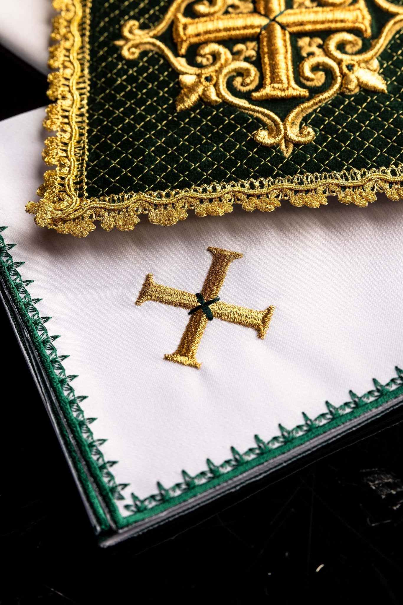 Set the Calice en lin avec croix brodée velours vert LE/5029/C1 - CHASUBLES.FR