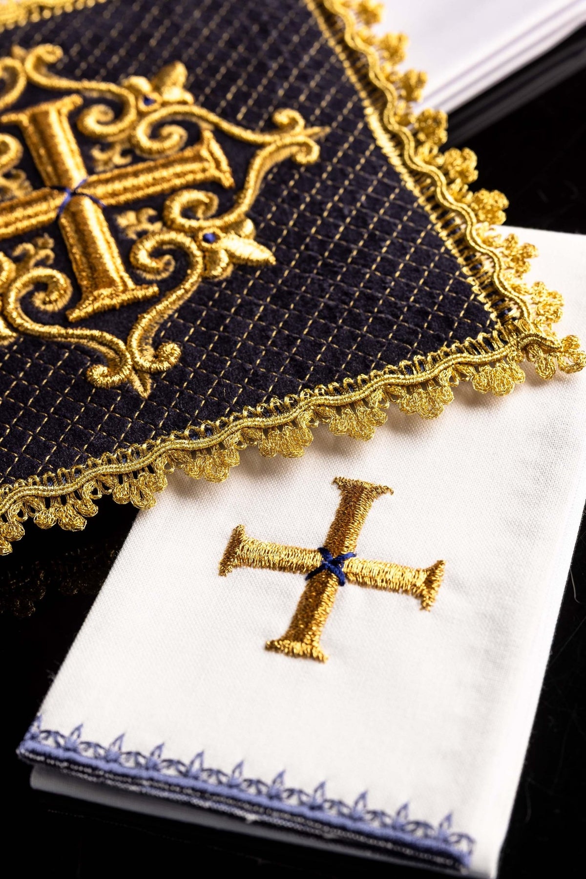 Set the Calice en lin avec croix brodée, velours violet LE/5029/C3 - CHASUBLES.FR