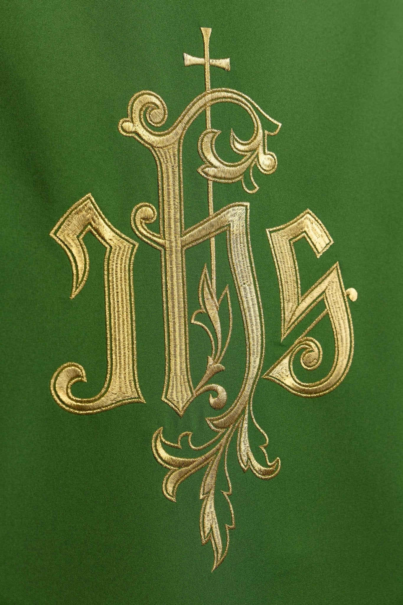 Vert voile de lutrin brodée avec le symbole IHS KMO/013/01/01 ZIELONY 55*250 - CHASUBLES.FR