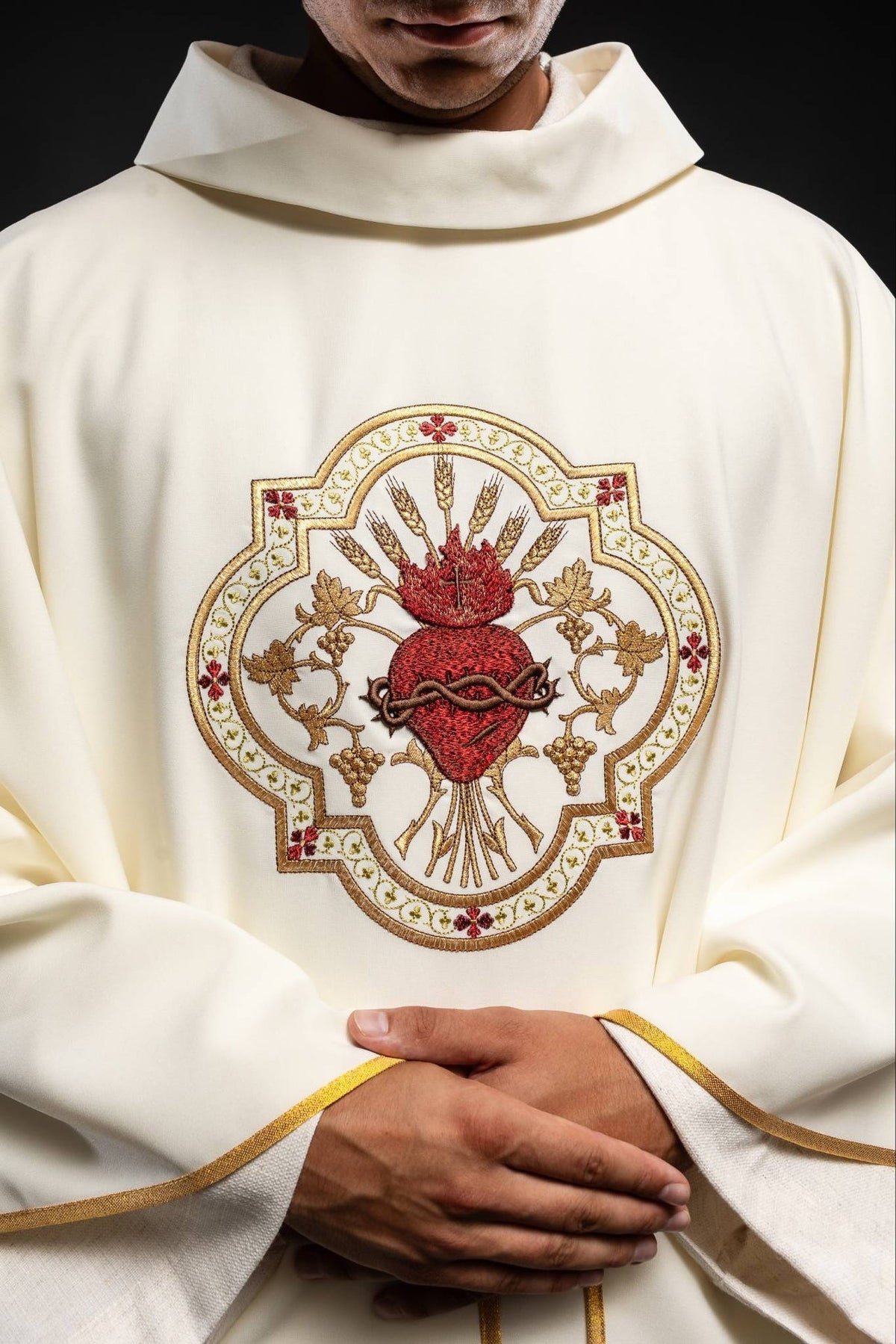 Vêtement brodé Cœur de Jésus et calice KOR/118/05/01 ECRU - CHASUBLES.FR