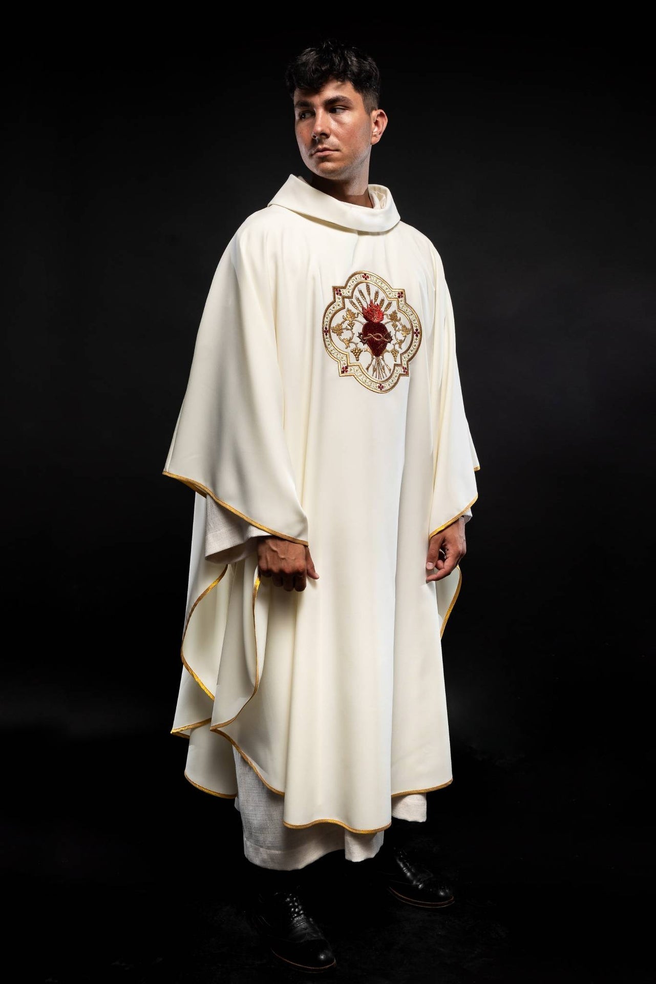 Vêtement brodé Cœur de Jésus et calice KOR/118/05/01 ECRU - CHASUBLES.FR