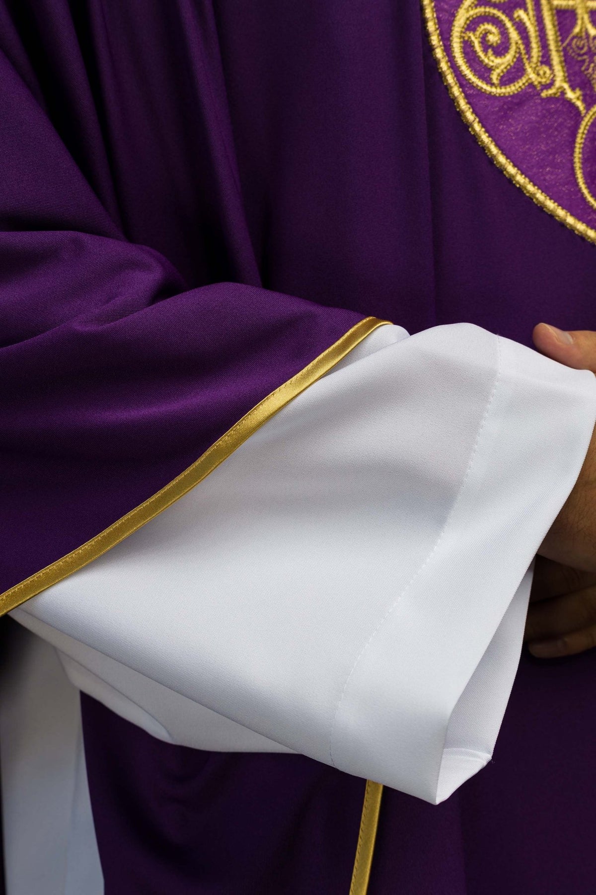 Violet chasuble JHS en tissu léger SACROLITE KOR/388/03/78 - CHASUBLES.FR