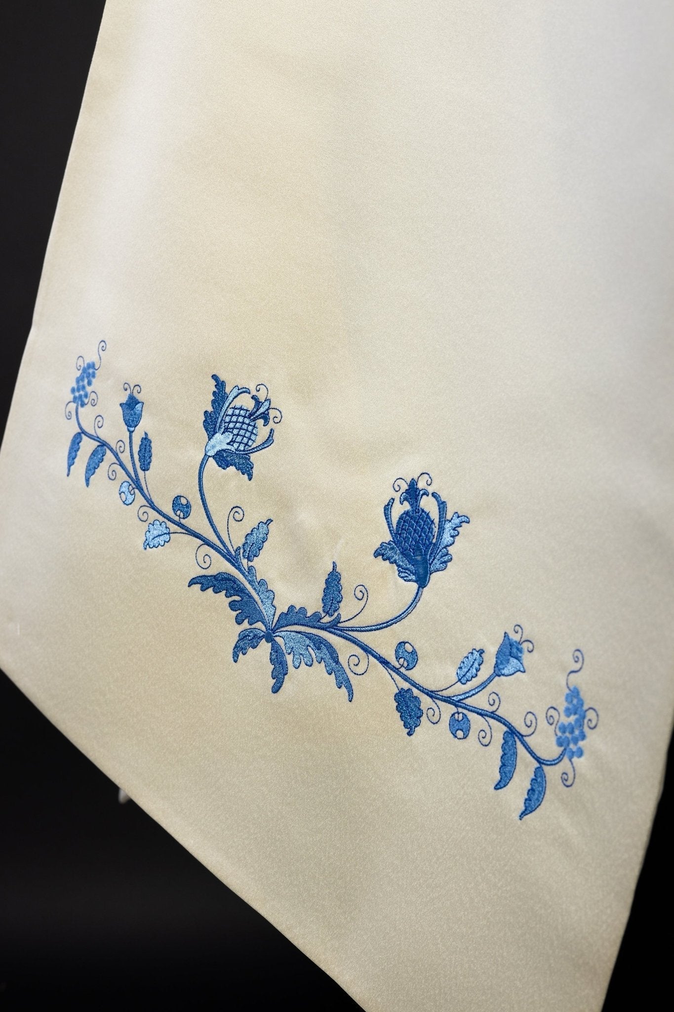 Voile brodé de Marie écrue KWL/023/05/20 50*270 ECRU SAT. - CHASUBLES.FR