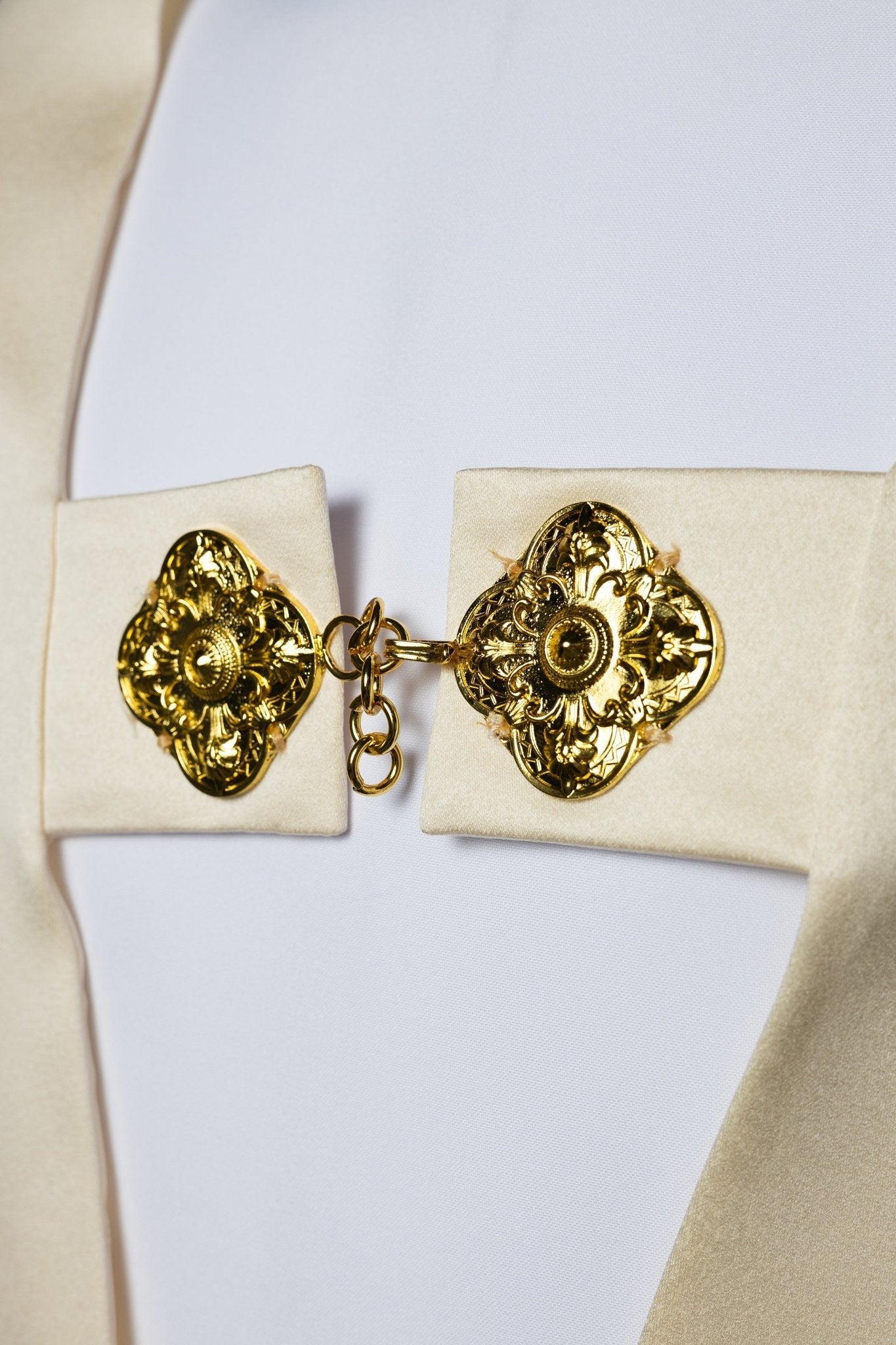 Voile brodé IHS écru KWL/037/05/20 50*270 ECRU SAT - CHASUBLES.FR