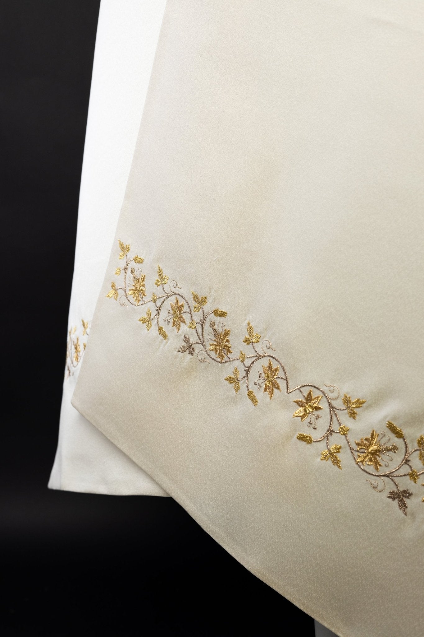 Voile brodé IHS écru KWL/037/05/20 50*270 ECRU SAT - CHASUBLES.FR