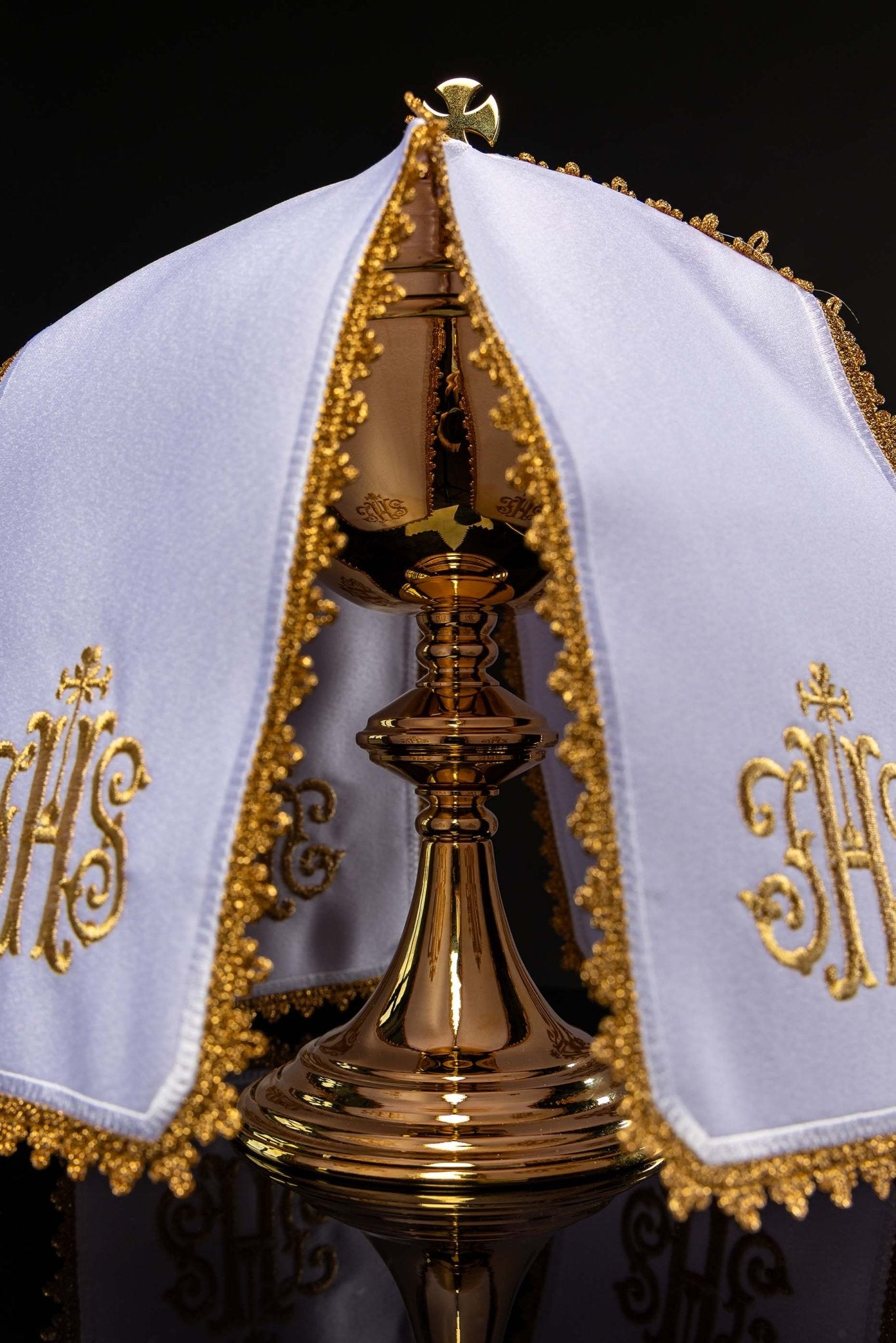 Voile de ciboire avec broderie IHS KWE/049/K/04 29cm. BIAŁY - CHASUBLES.FR