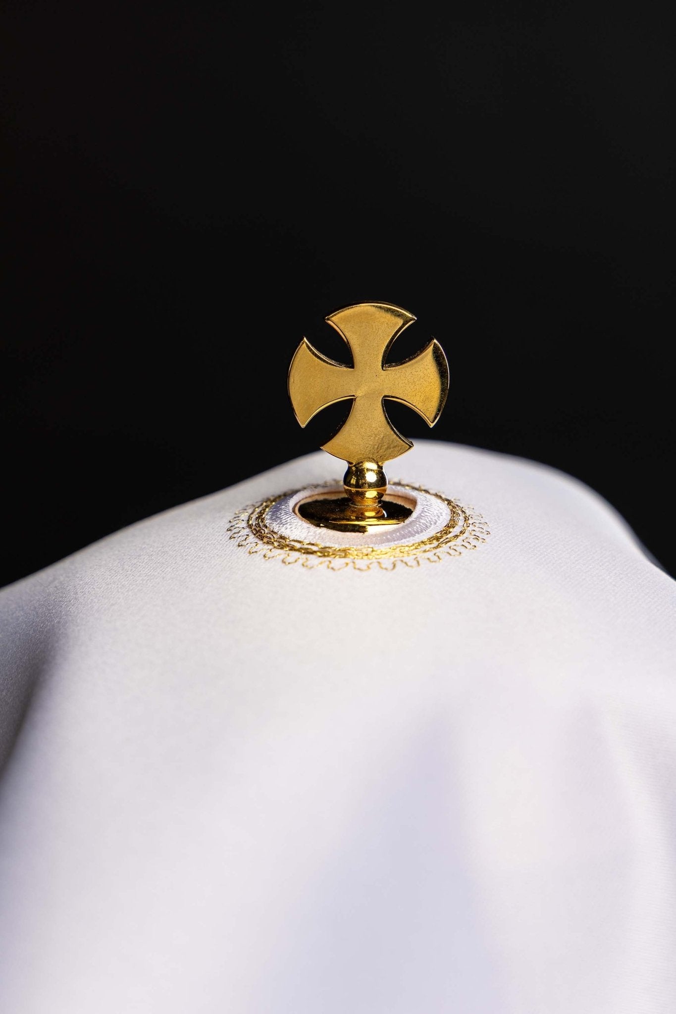 Voile de ciboire rond avec broderie IHS KWE/029/O/04 53cm BIAŁY - CHASUBLES.FR