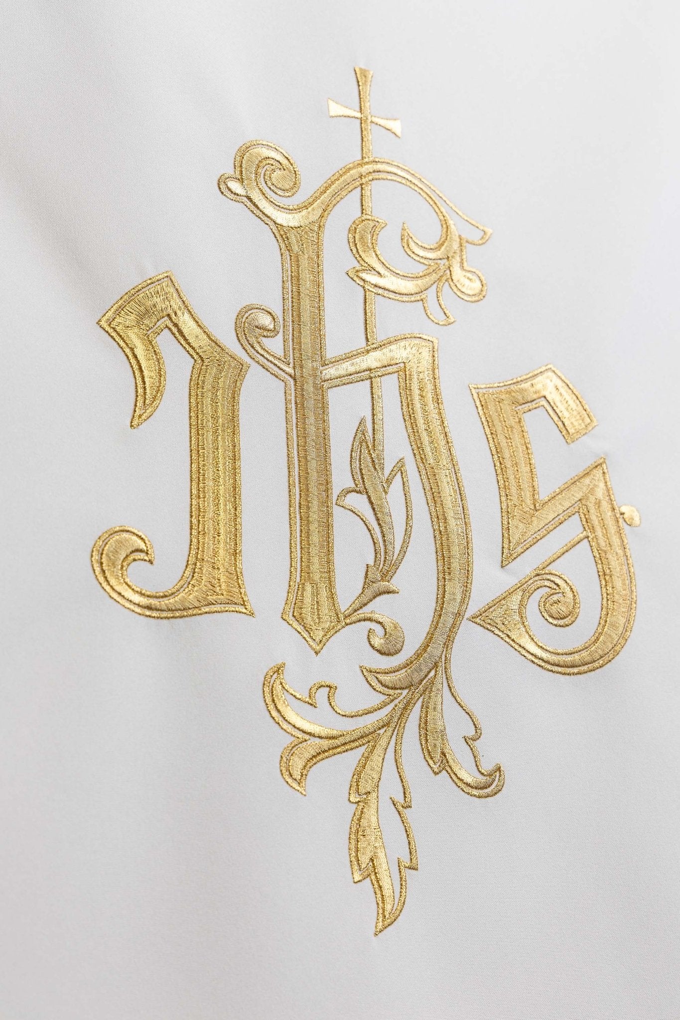 Voile de lutrin brodée avec le symbole IHS ecru KMO/013/05/01 ECRU 55*250 - CHASUBLES.FR