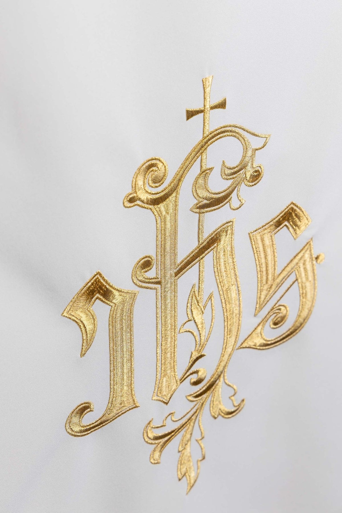 Voile de lutrin brodée avec le symbole IHS ecru KMO/013/05/01 ECRU 55*250 - CHASUBLES.FR