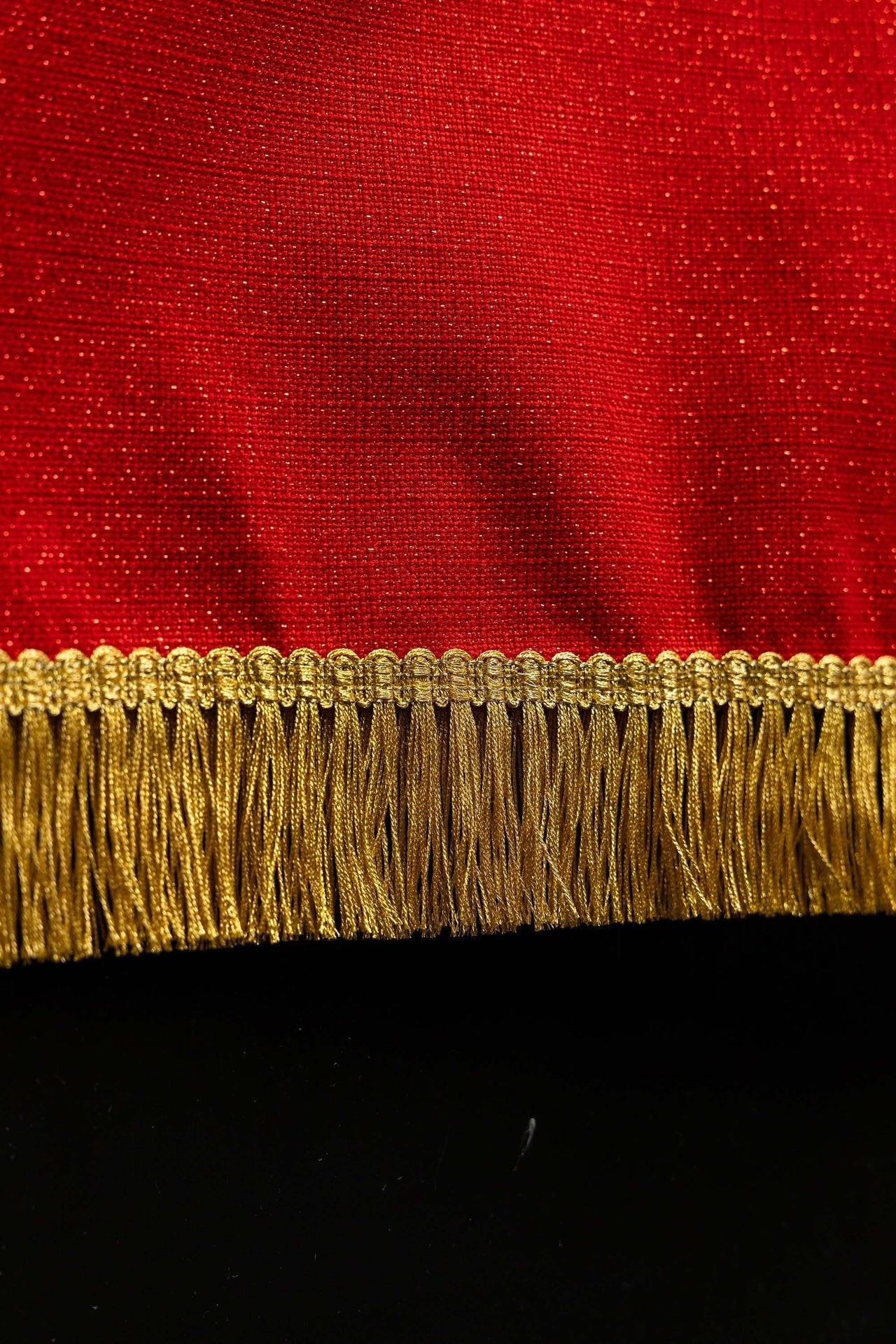 Voile rouge brodé pour lutrin liturgique, avec symbole de la colombe et des flammes LE/8046/02 55*250 - CHASUBLES.FR