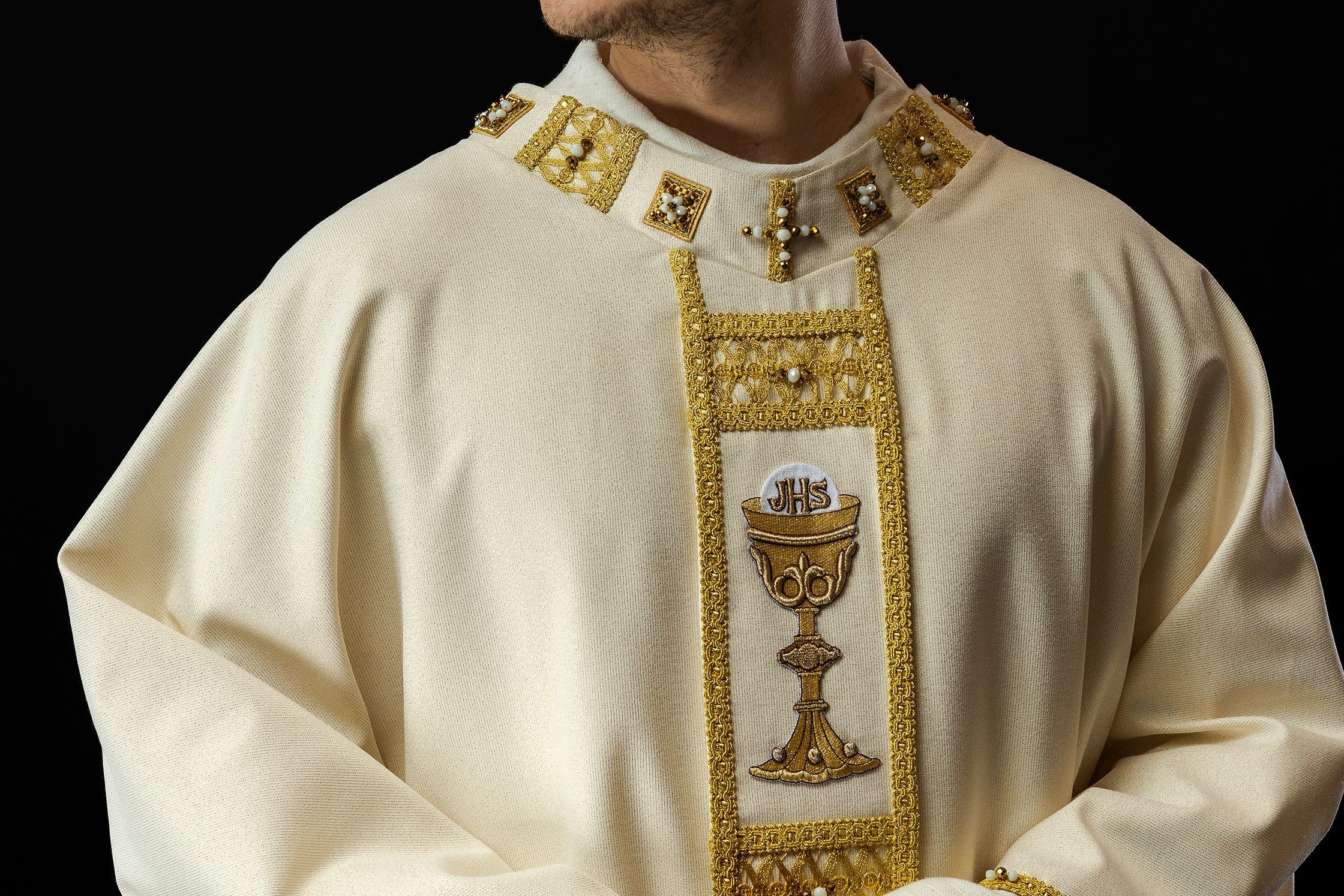 Chasubles brodés à la main vs. à la machine – que choisir ? - CHASUBLES.FR