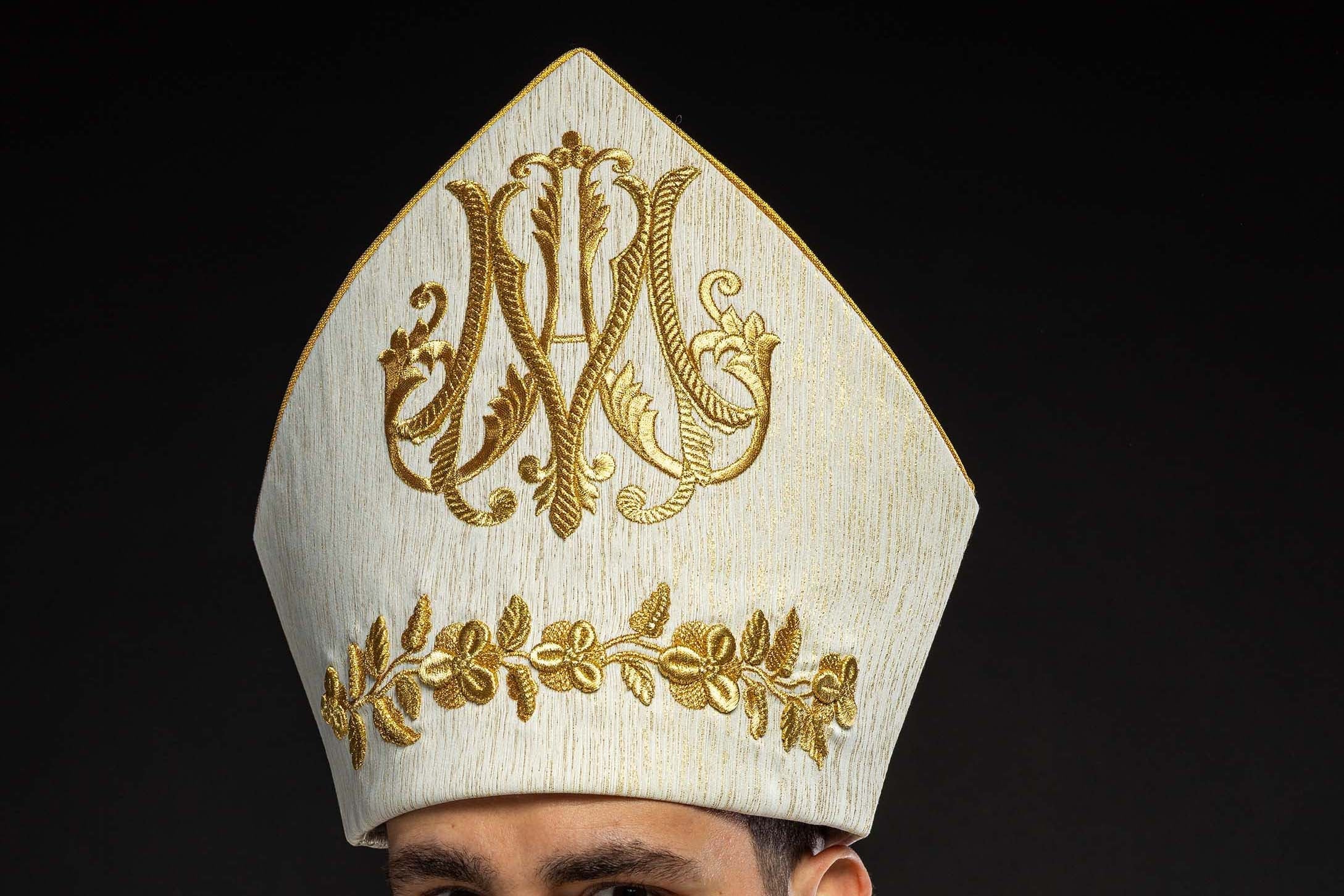 Comment bien se préparer à la visite d'un évêque ? - CHASUBLES.FR