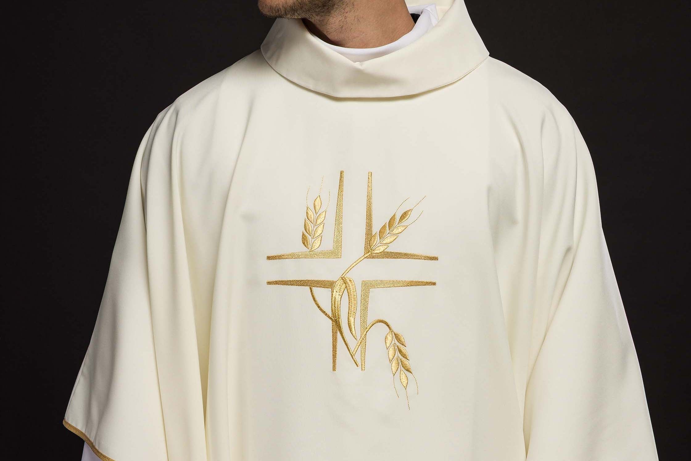 Comment choisir chasuble parfait pour une messe à l'intention de la Patrie ? - CHASUBLES.FR