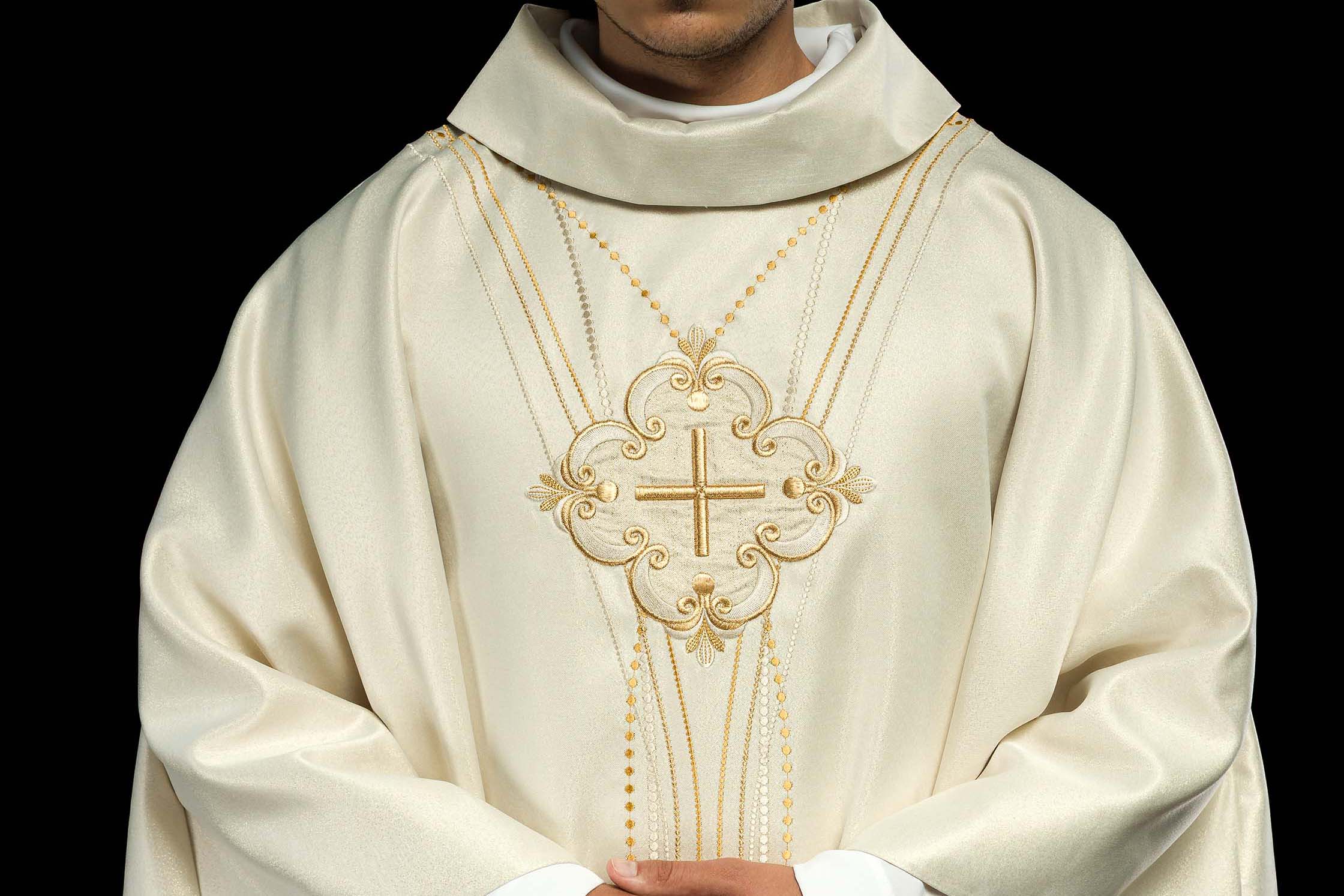 Comment choisir une chasuble comme cadeau de première messe ? Un guide rempli d'inspiration pour vos proches - CHASUBLES.FR