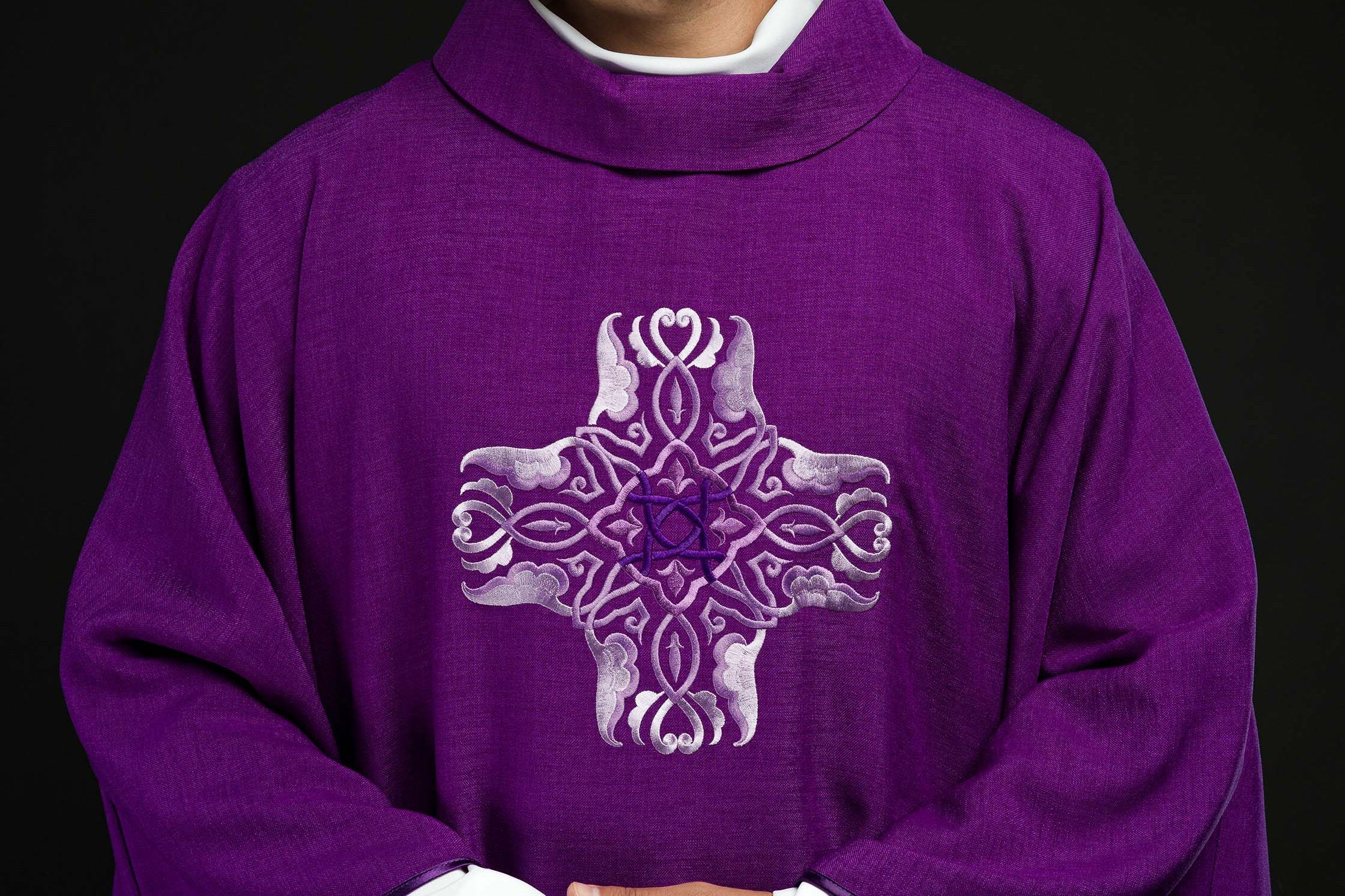 Comment rénover les vêtements liturgiques - retouches et entretien - CHASUBLES.FR