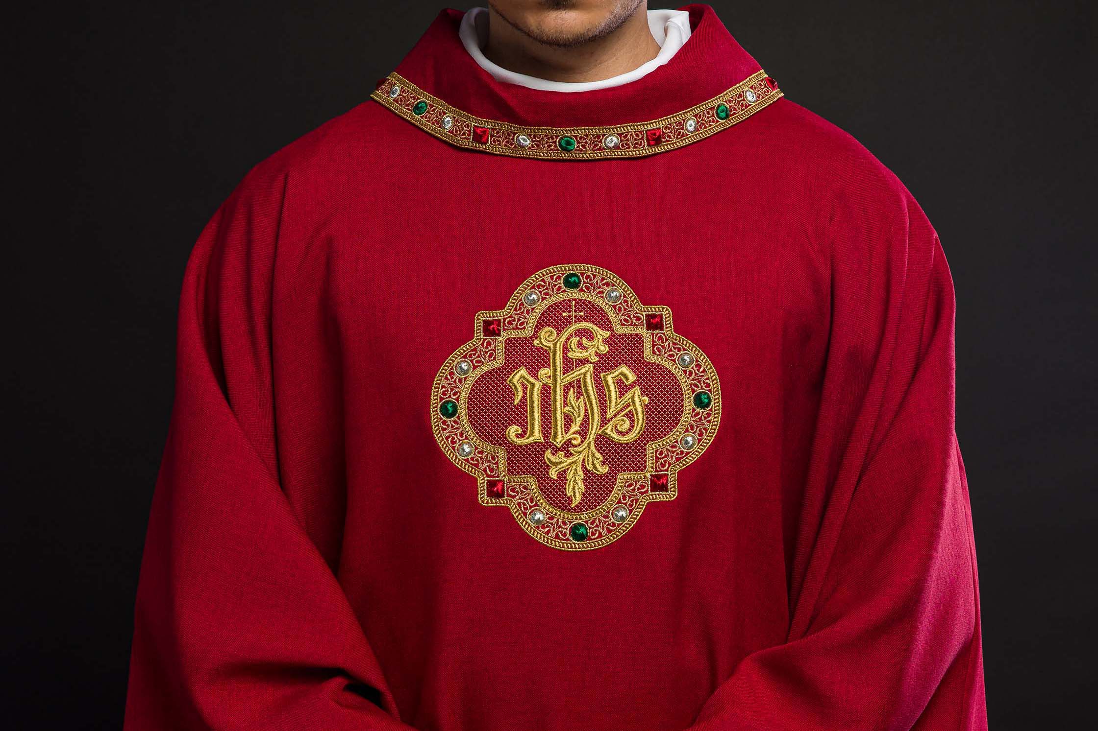 Messe pour la Patrie : comment la préparer et quels vêtements liturgiques choisir ? - CHASUBLES.FR