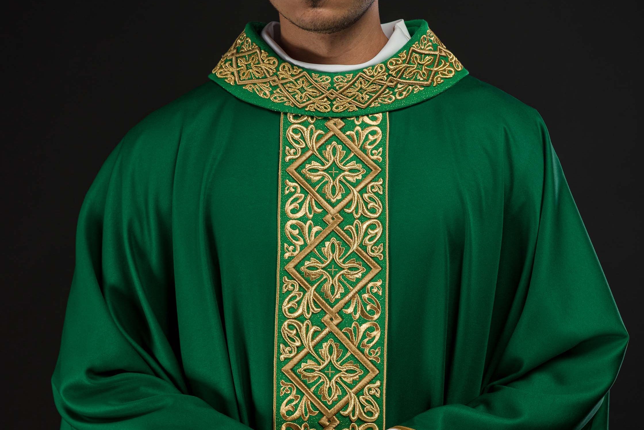 Quand change-t-on la chasuble au cours de l'année liturgique ? - CHASUBLES.FR