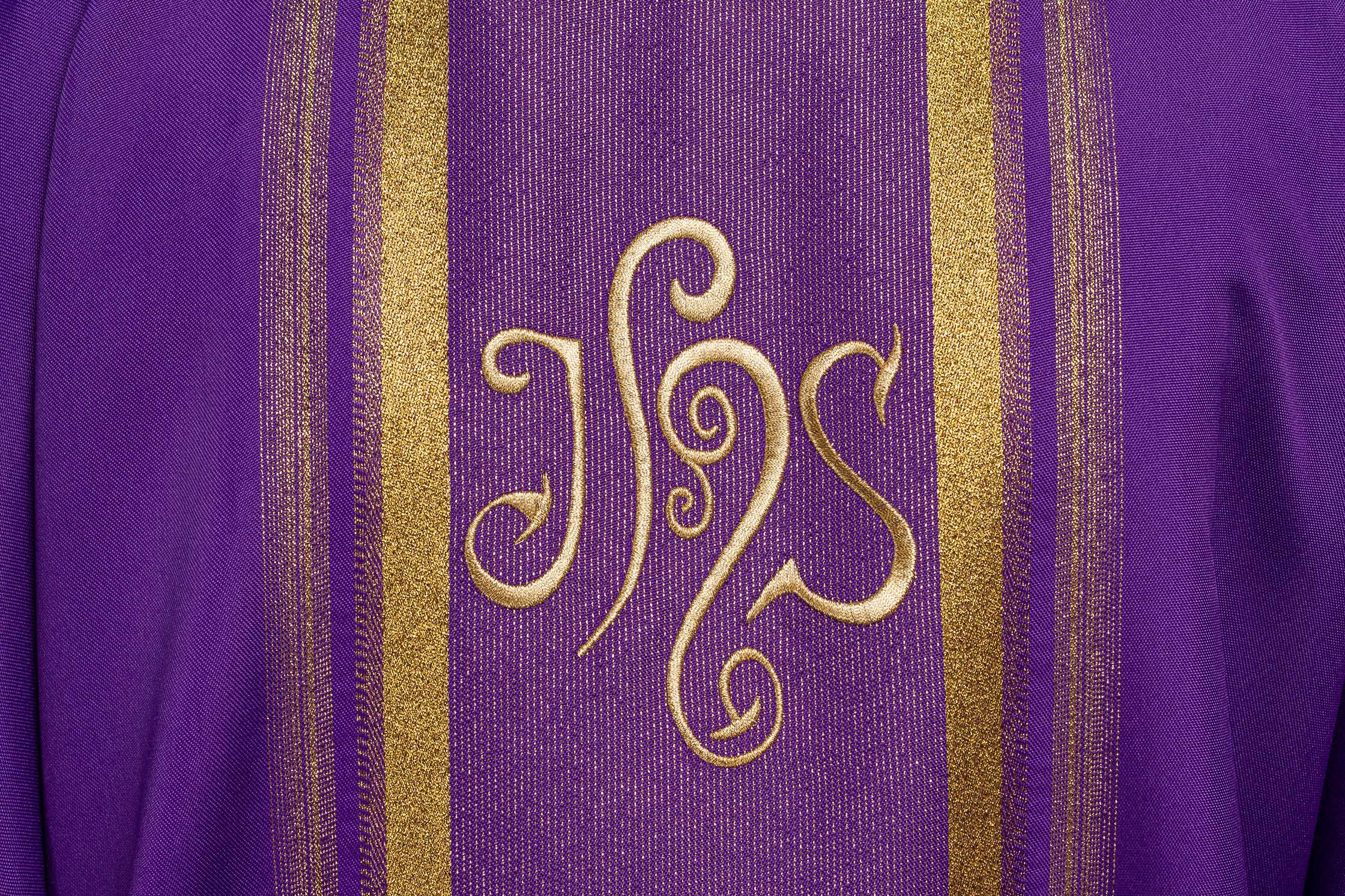 Quelles sont les couleurs liturgiques en vigueur pour un mois donné ? - CHASUBLES.FR