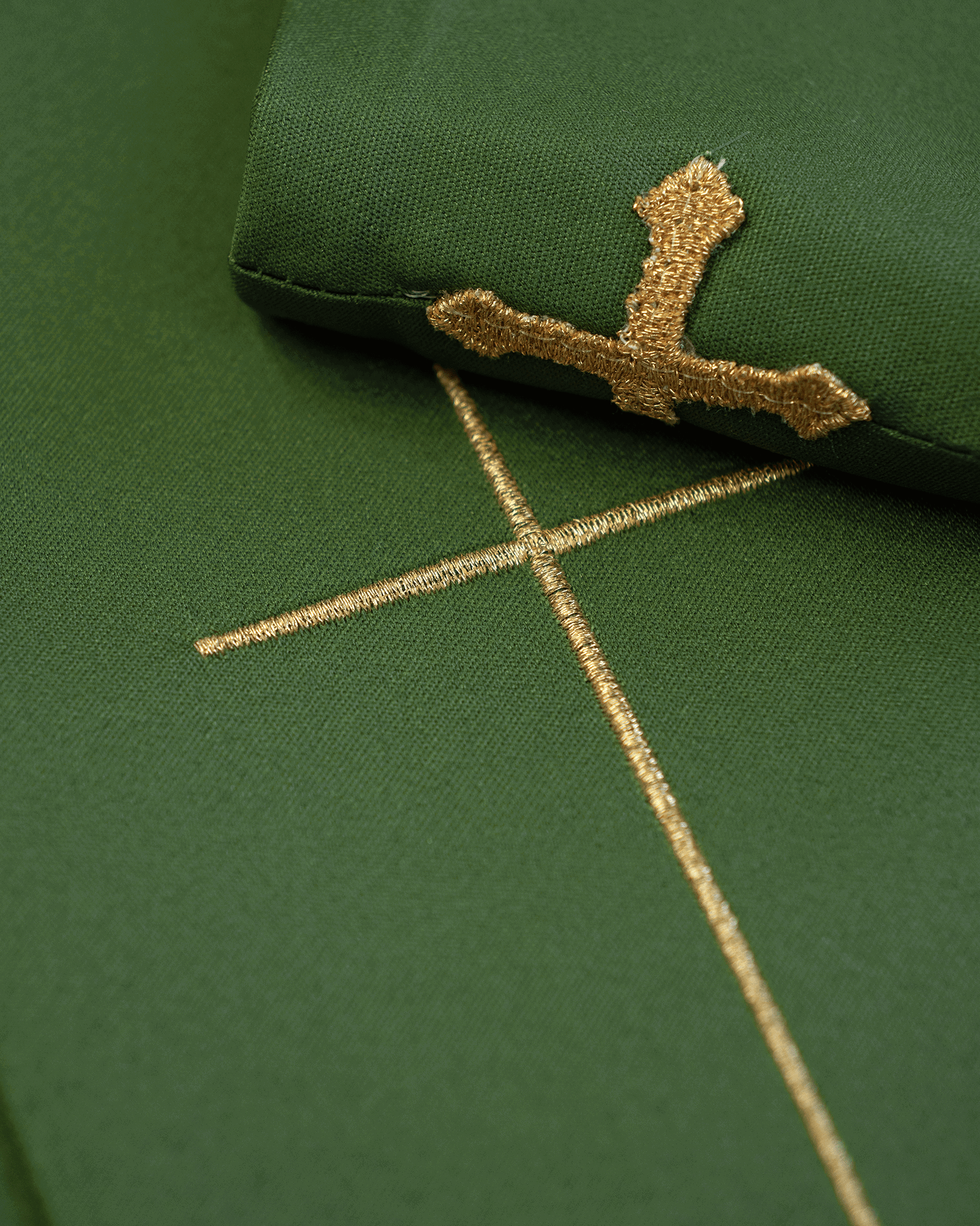 Chasuble verte avec broderie IHS et PAX