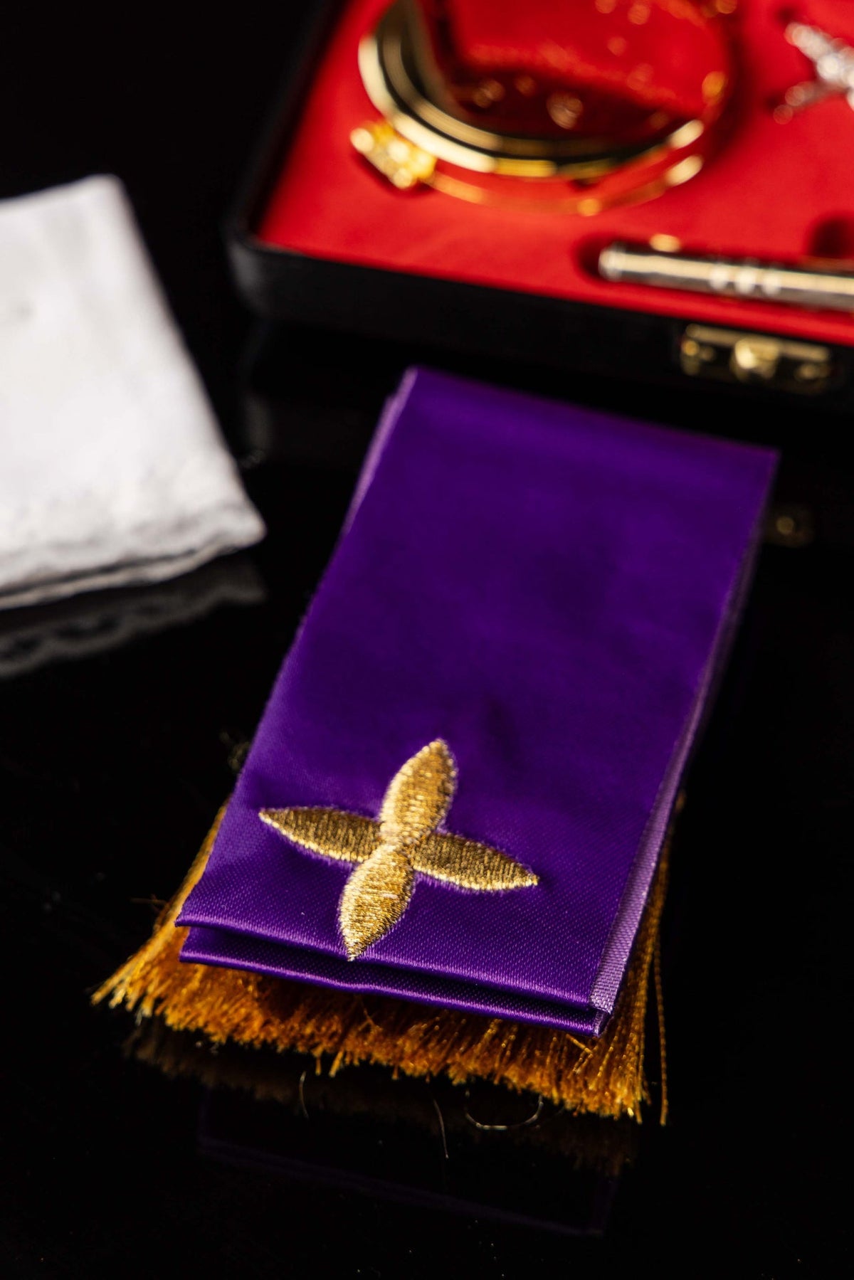Bourse avec accessoires liturgiques dans un étui rigide