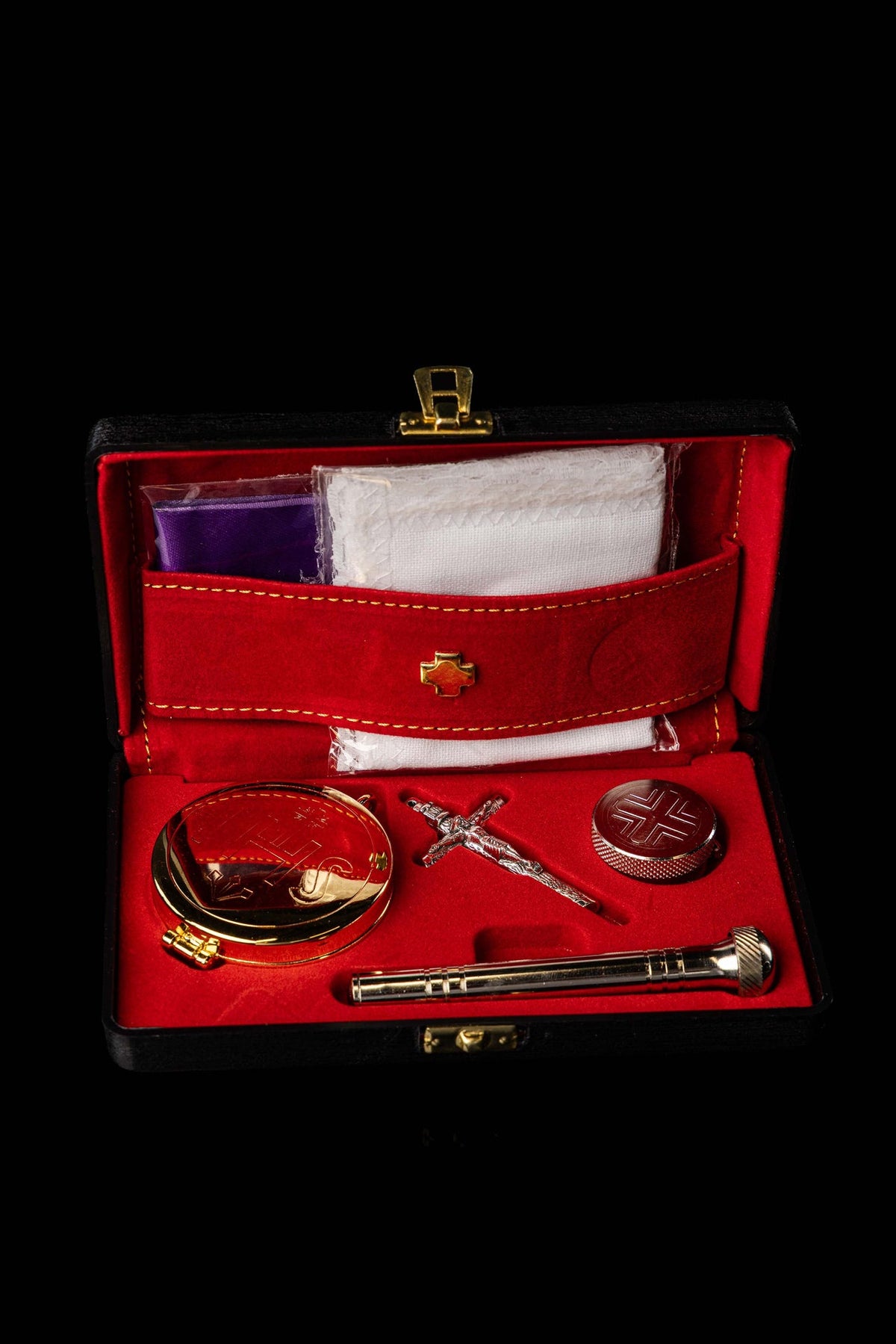 Bourse avec accessoires liturgiques dans un étui rigide