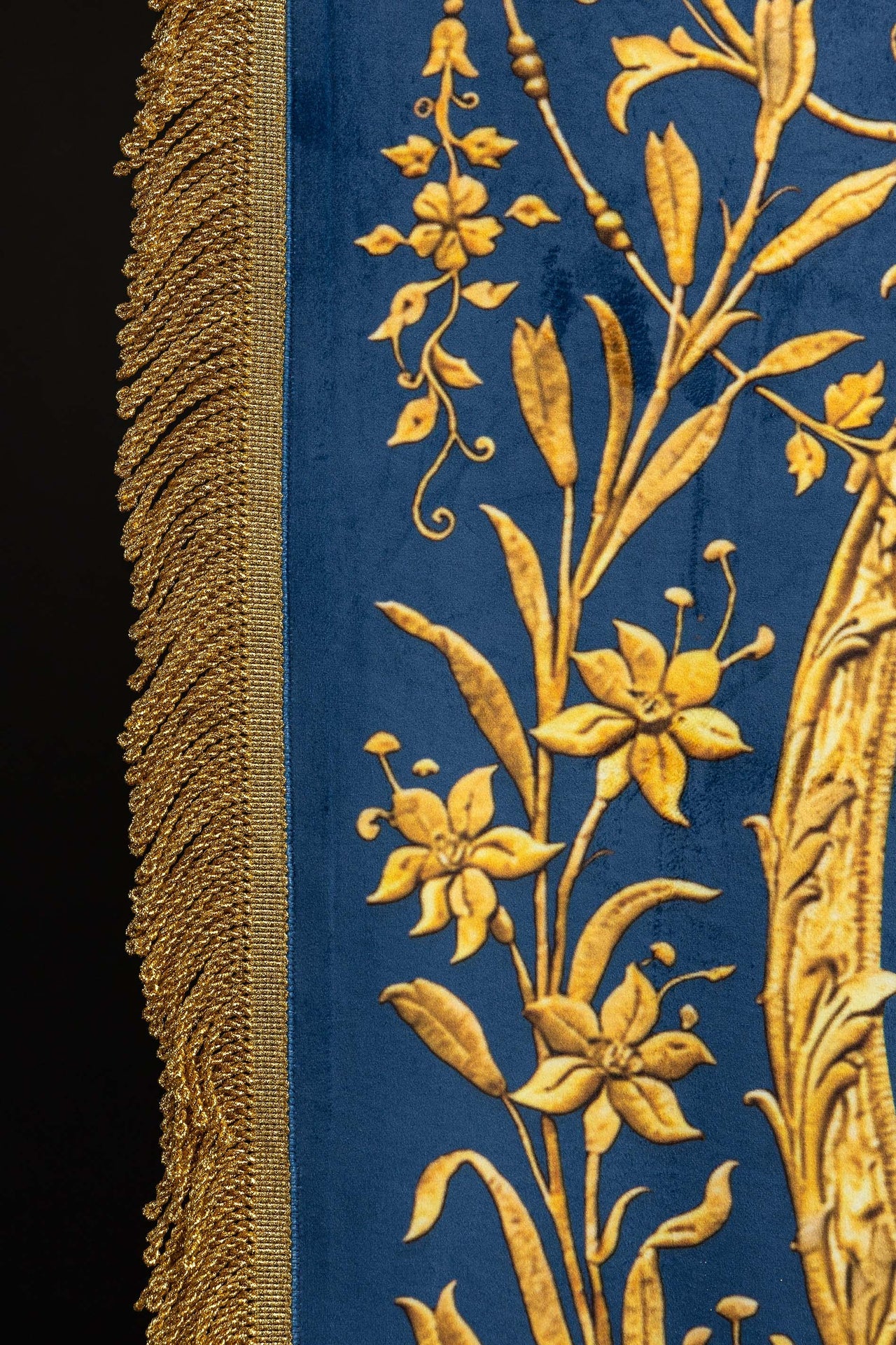 Bannière liturgique imprimée recto verso avec l’image de Notre-Dame de l’Immaculée Conception et le monogramme marial