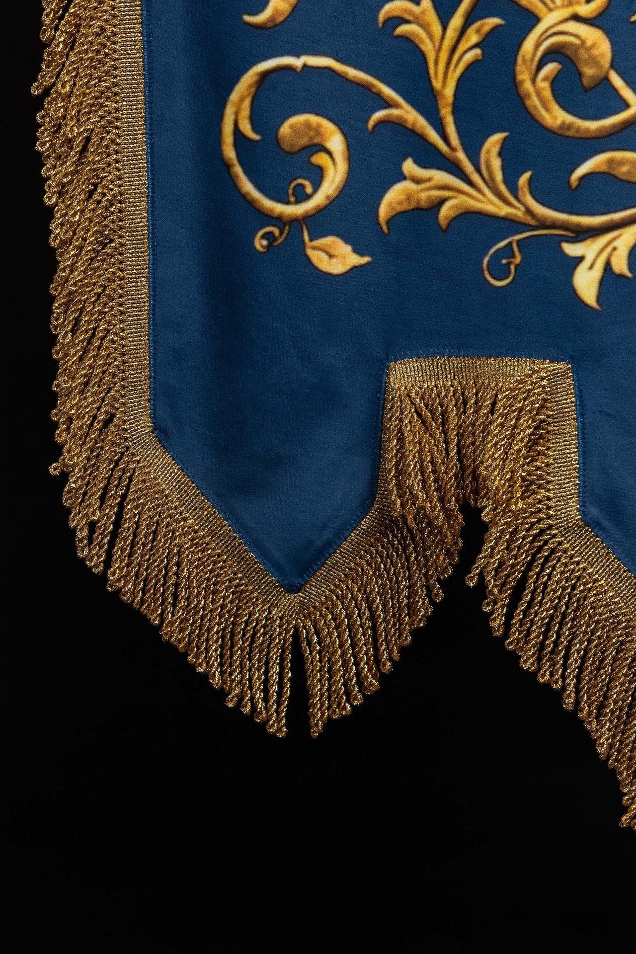 Bannière liturgique imprimée recto verso avec l’image de Notre-Dame de l’Immaculée Conception et le monogramme marial