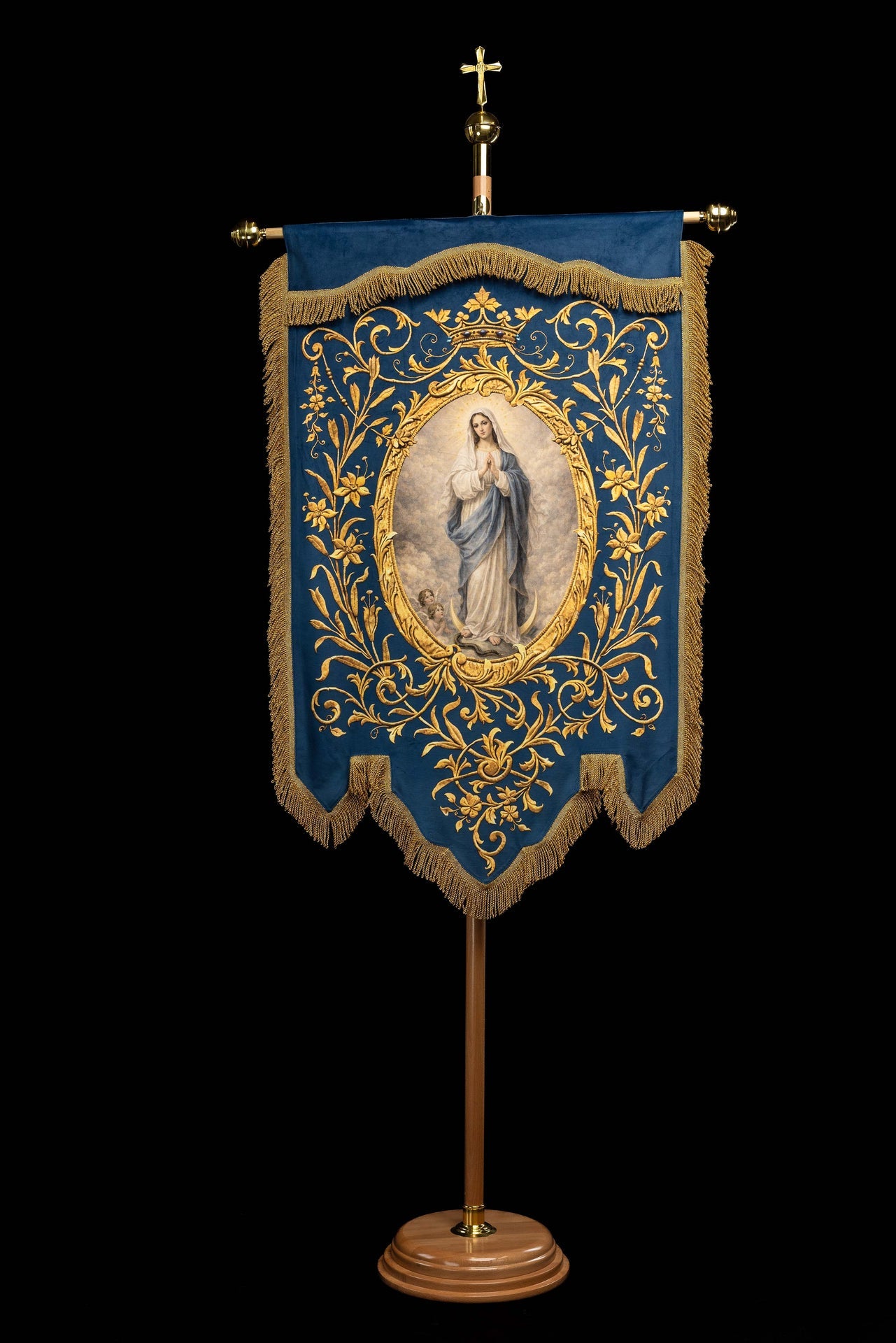 Bannière liturgique imprimée recto verso avec l’image de Notre-Dame de l’Immaculée Conception et le monogramme marial