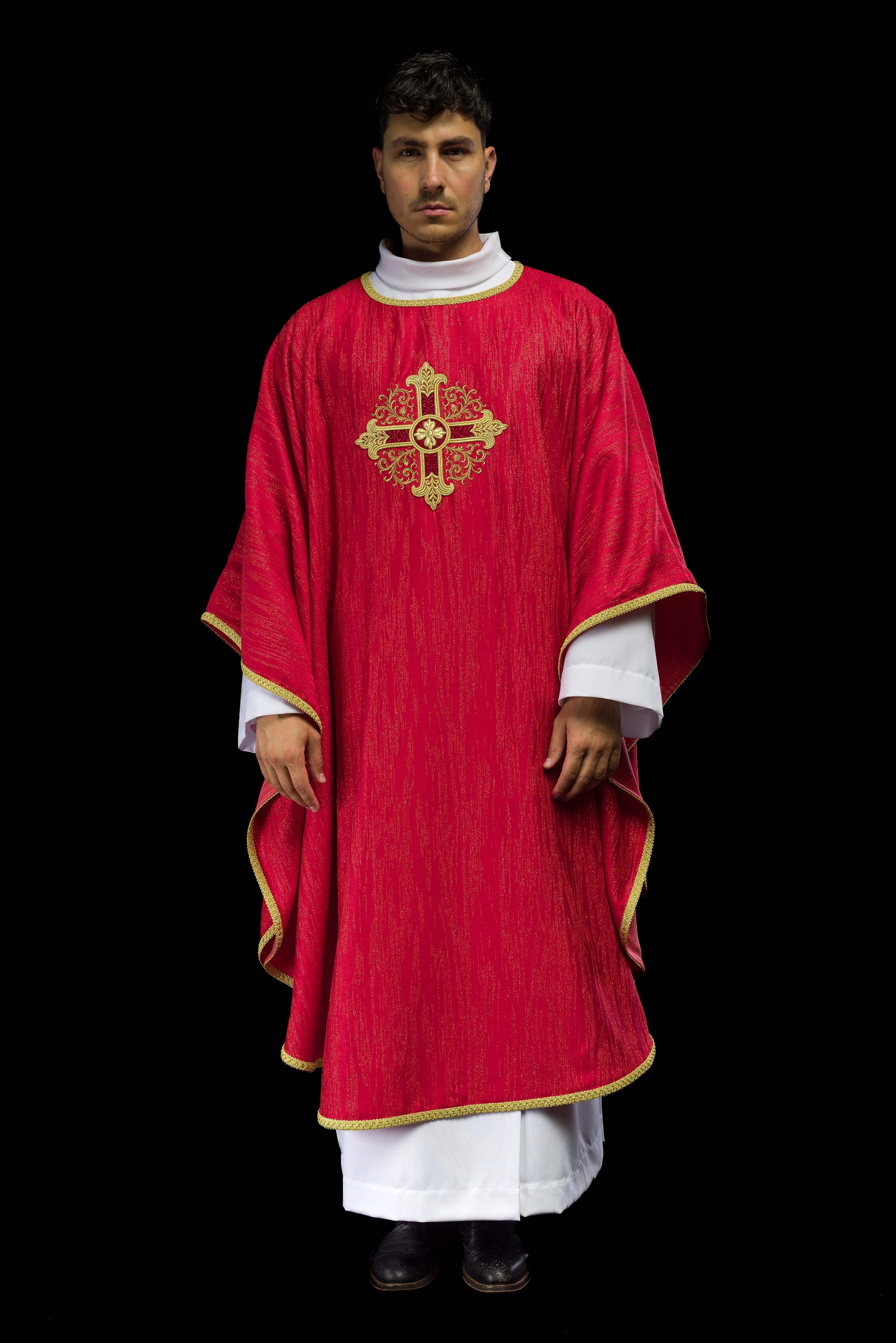 Chasuble rouge avec motif de croix brodé sur tissu décoratif