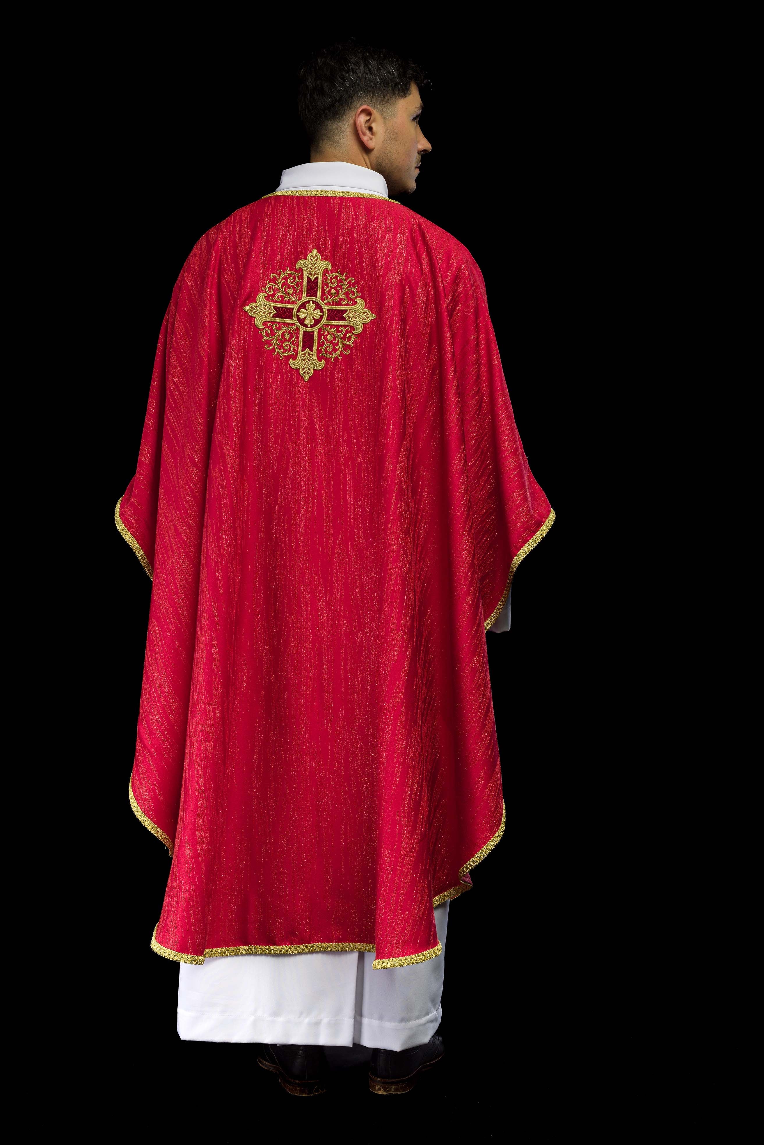Chasuble rouge avec motif de croix brodé sur tissu décoratif