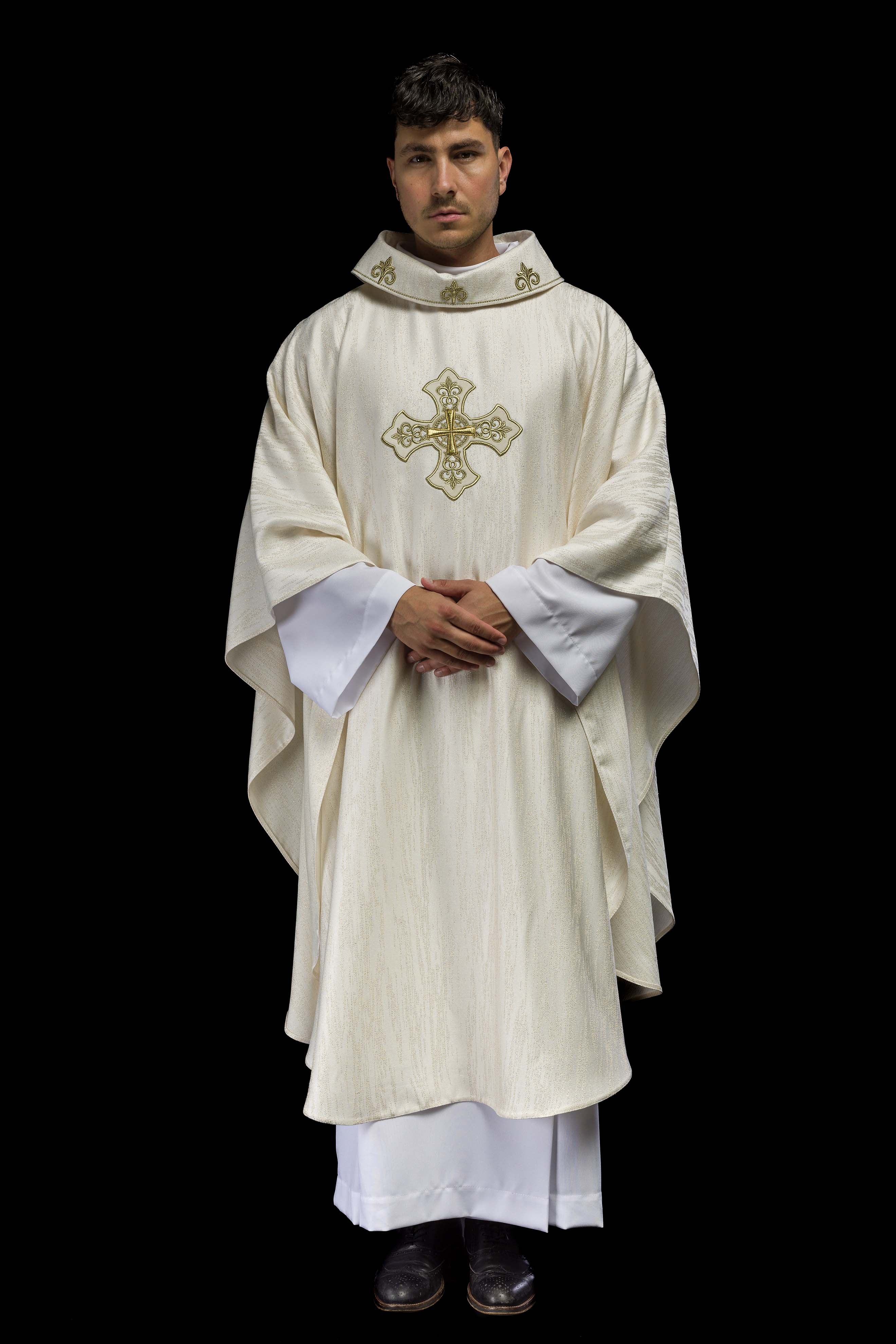 Chasuble écrue avec motif de croix brodé sur tissu décoratif