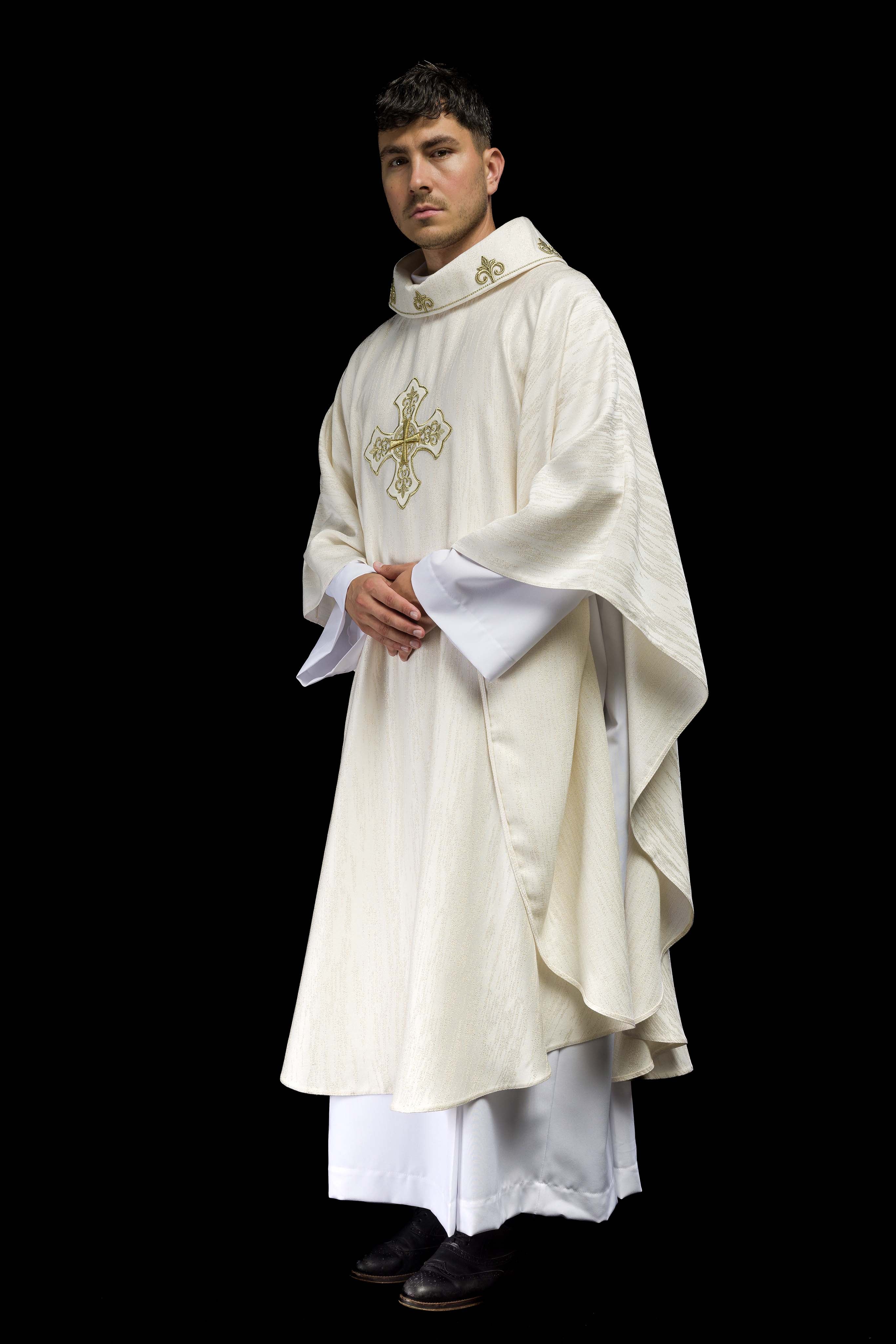 Chasuble écrue avec motif de croix brodé sur tissu décoratif