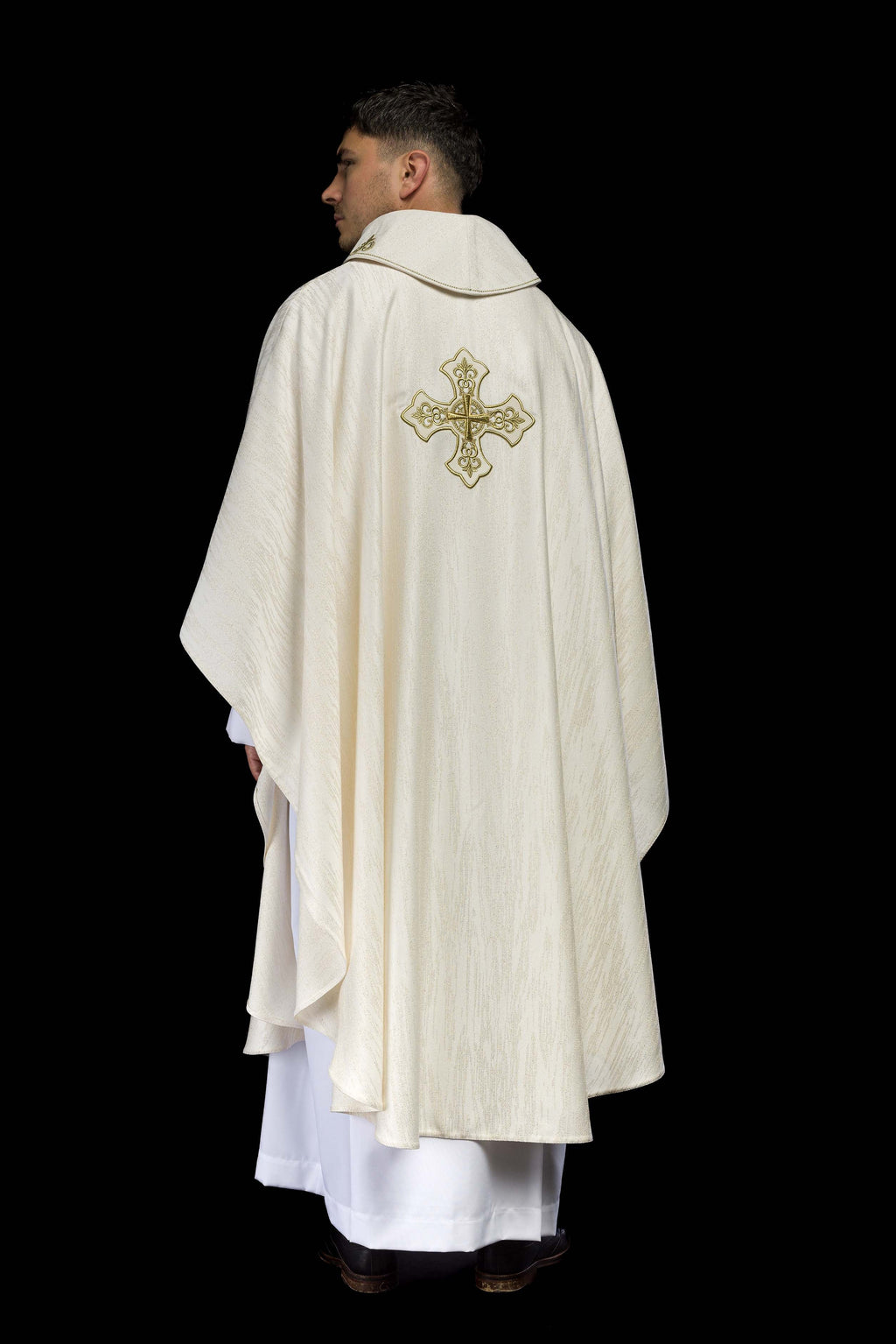 Chasuble écrue avec motif de croix brodé sur tissu décoratif