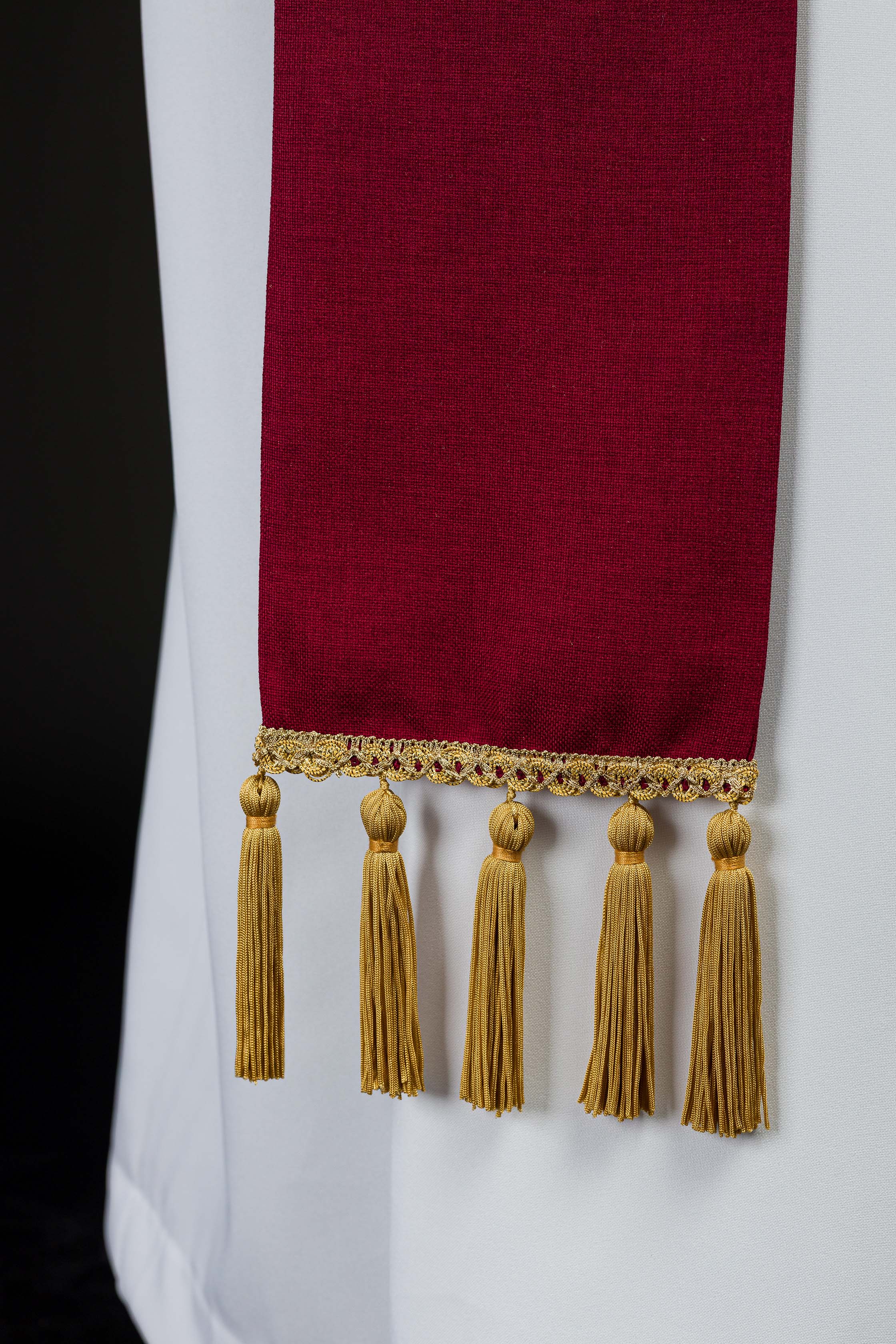 Étole brodée avec motif IHS rouge