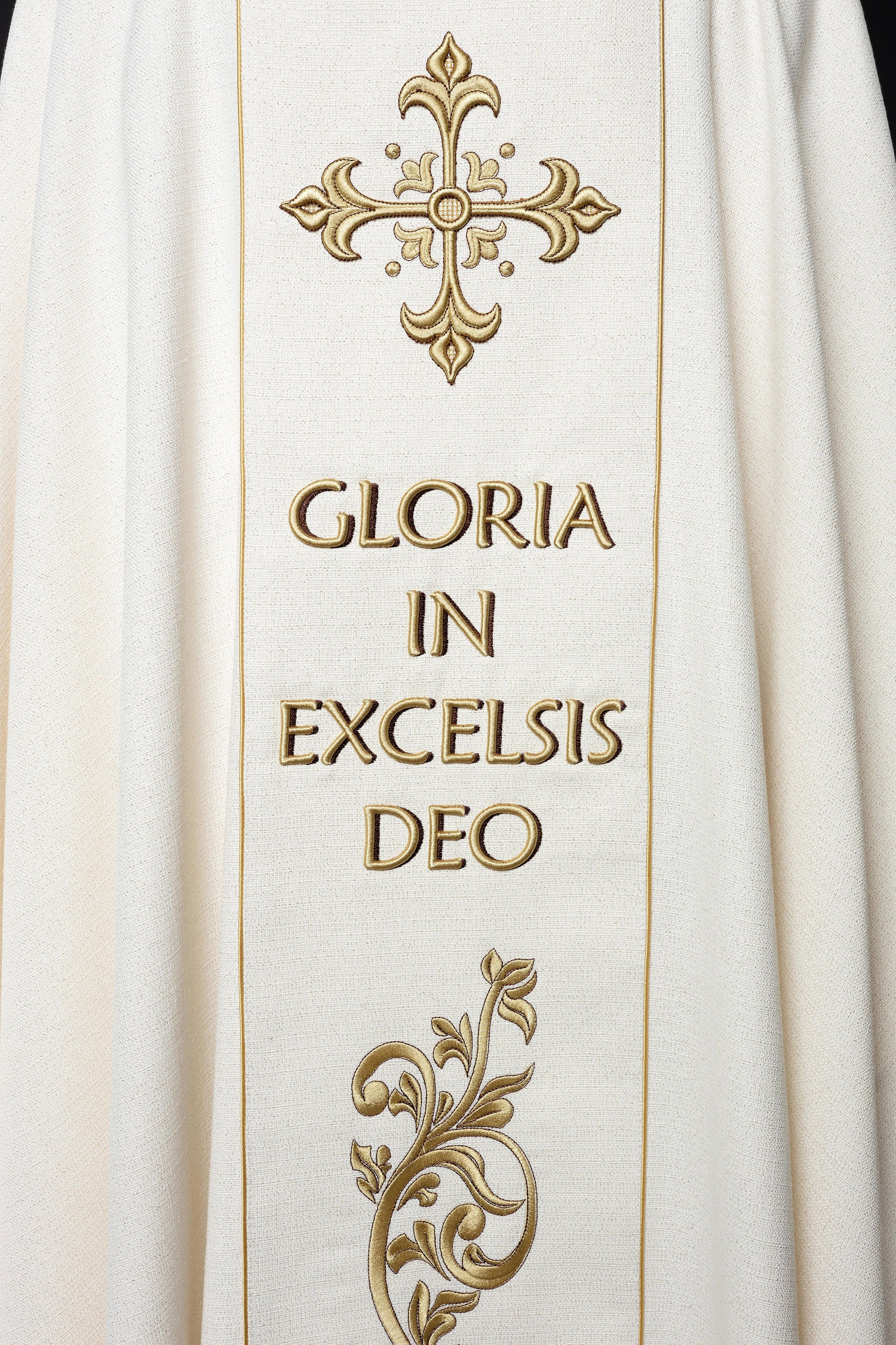 Chasuble de Noël brodée avec l'image de la Sainte Famille