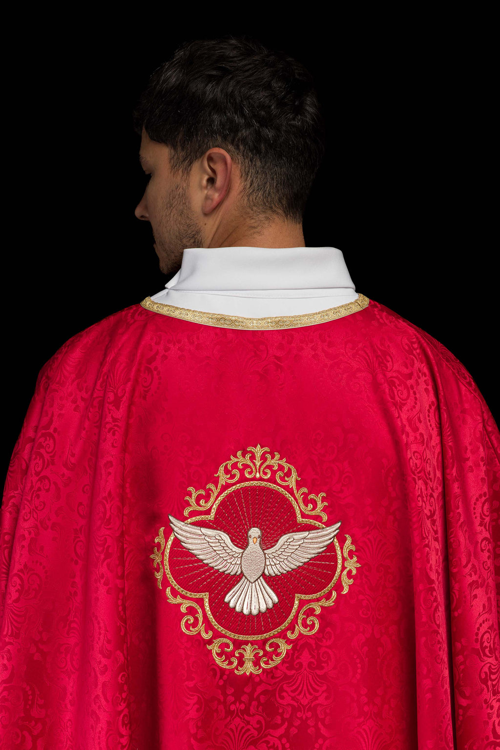 Chasuble brodée avec le motif du Saint-Esprit sur tissu jacquard