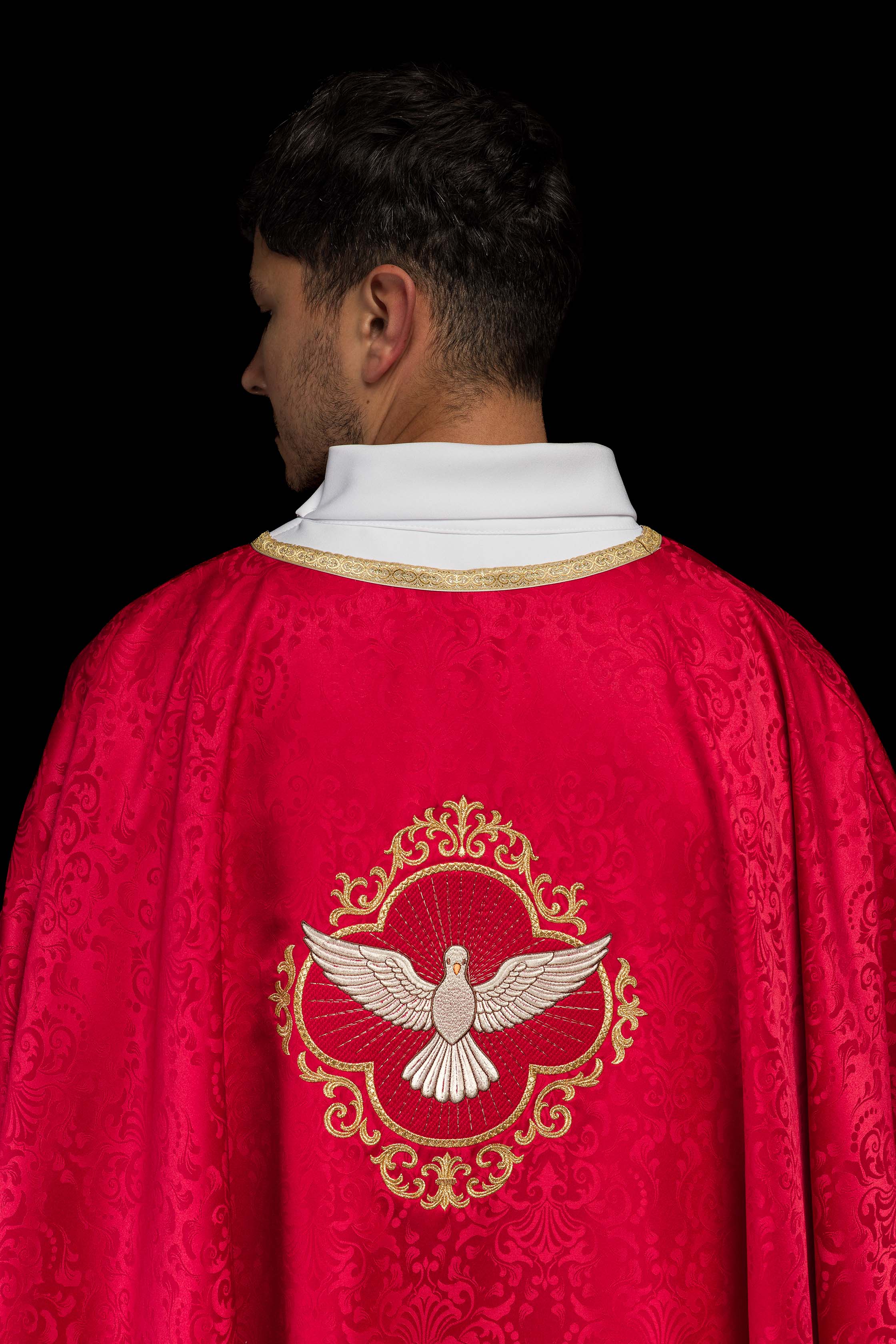 Chasuble brodée avec le motif du Saint-Esprit sur tissu jacquard