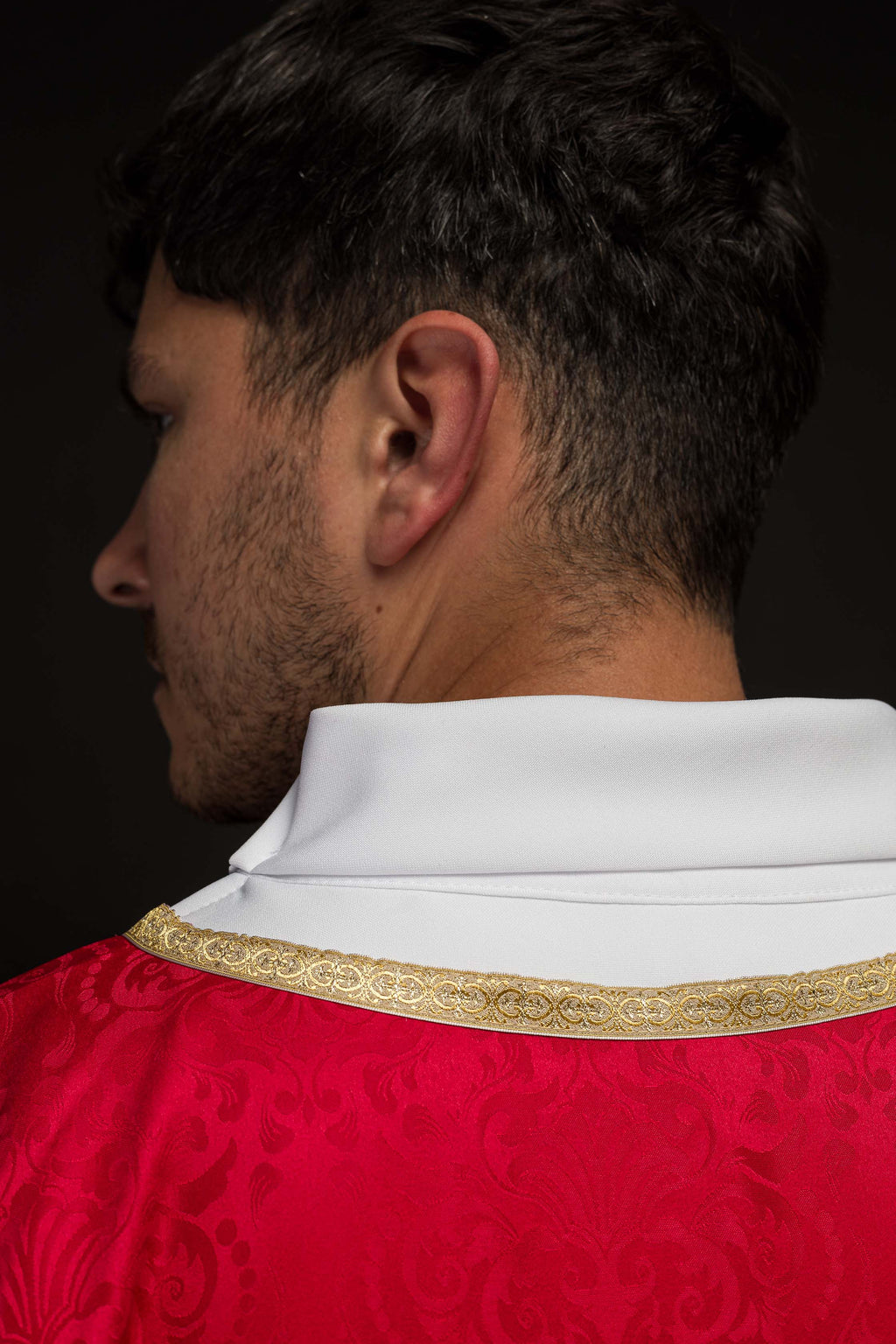 Chasuble brodée avec le motif du Saint-Esprit sur tissu jacquard