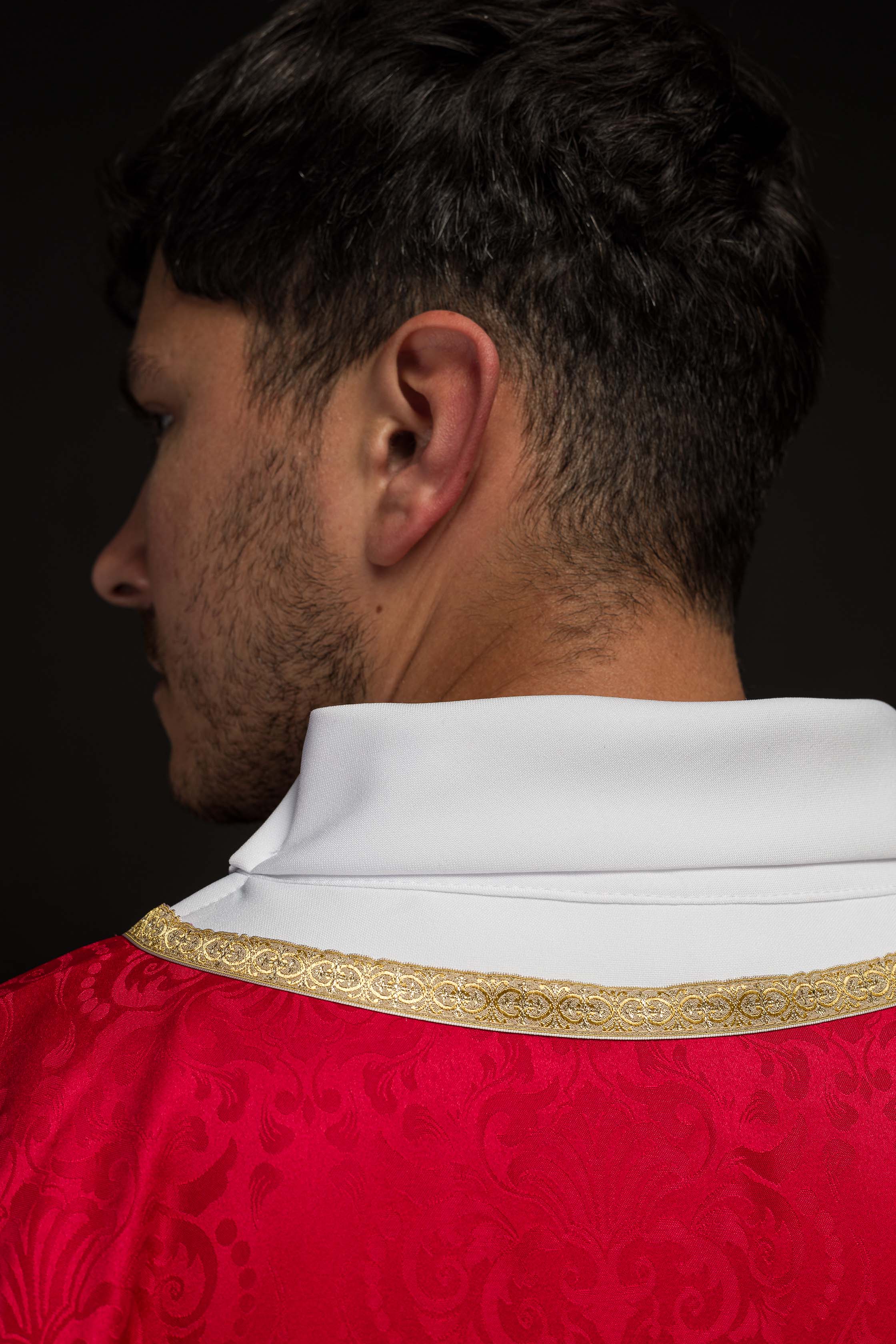 Chasuble brodée avec le motif du Saint-Esprit sur tissu jacquard