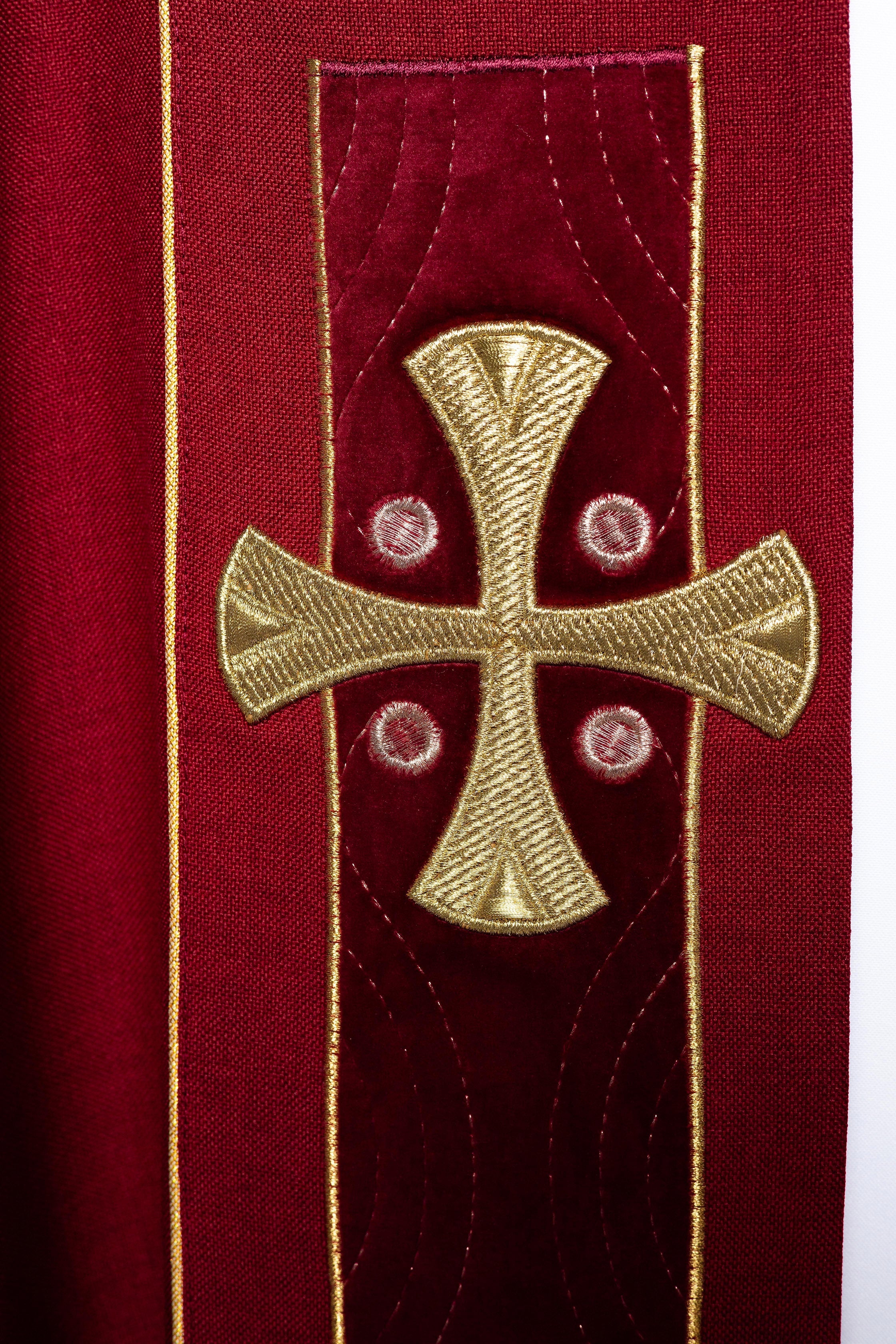 Capa en croix brodée or et velours rouge