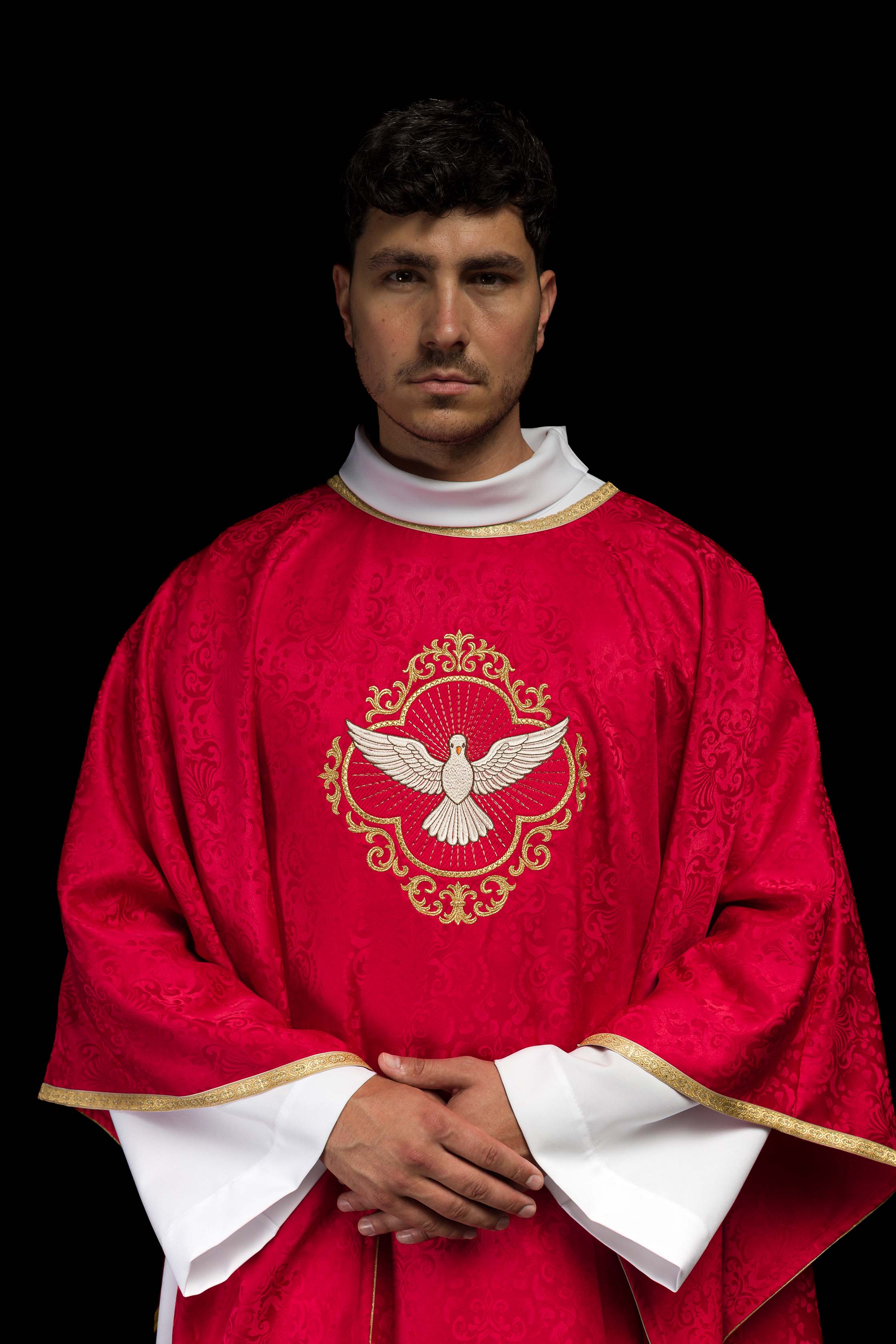 Chasuble brodée avec le motif du Saint-Esprit sur tissu jacquard