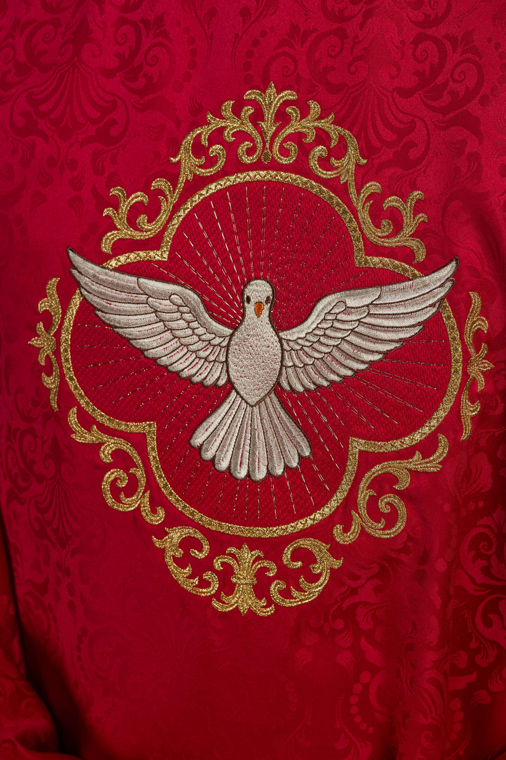 Chasuble brodée avec le motif du Saint-Esprit sur tissu jacquard
