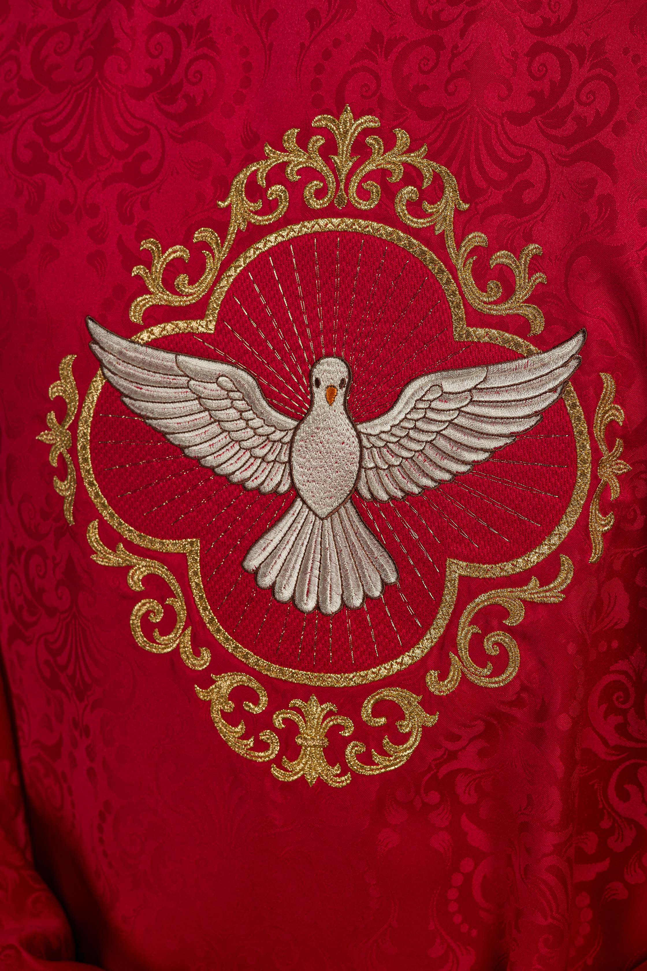 Chasuble brodée avec le motif du Saint-Esprit sur tissu jacquard