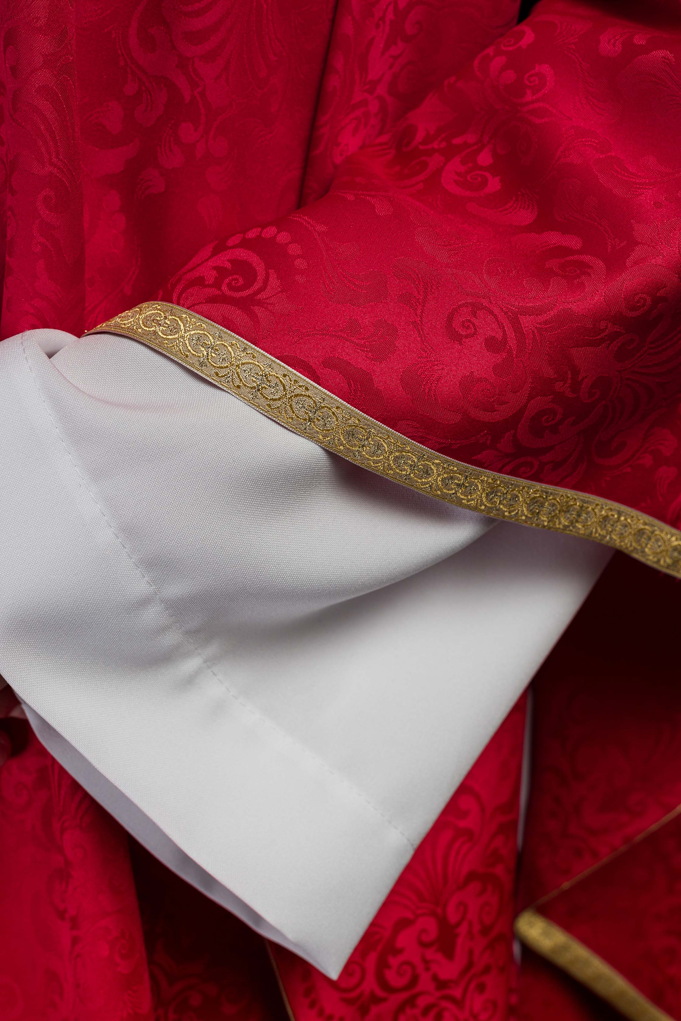 Chasuble brodée avec le motif du Saint-Esprit sur tissu jacquard