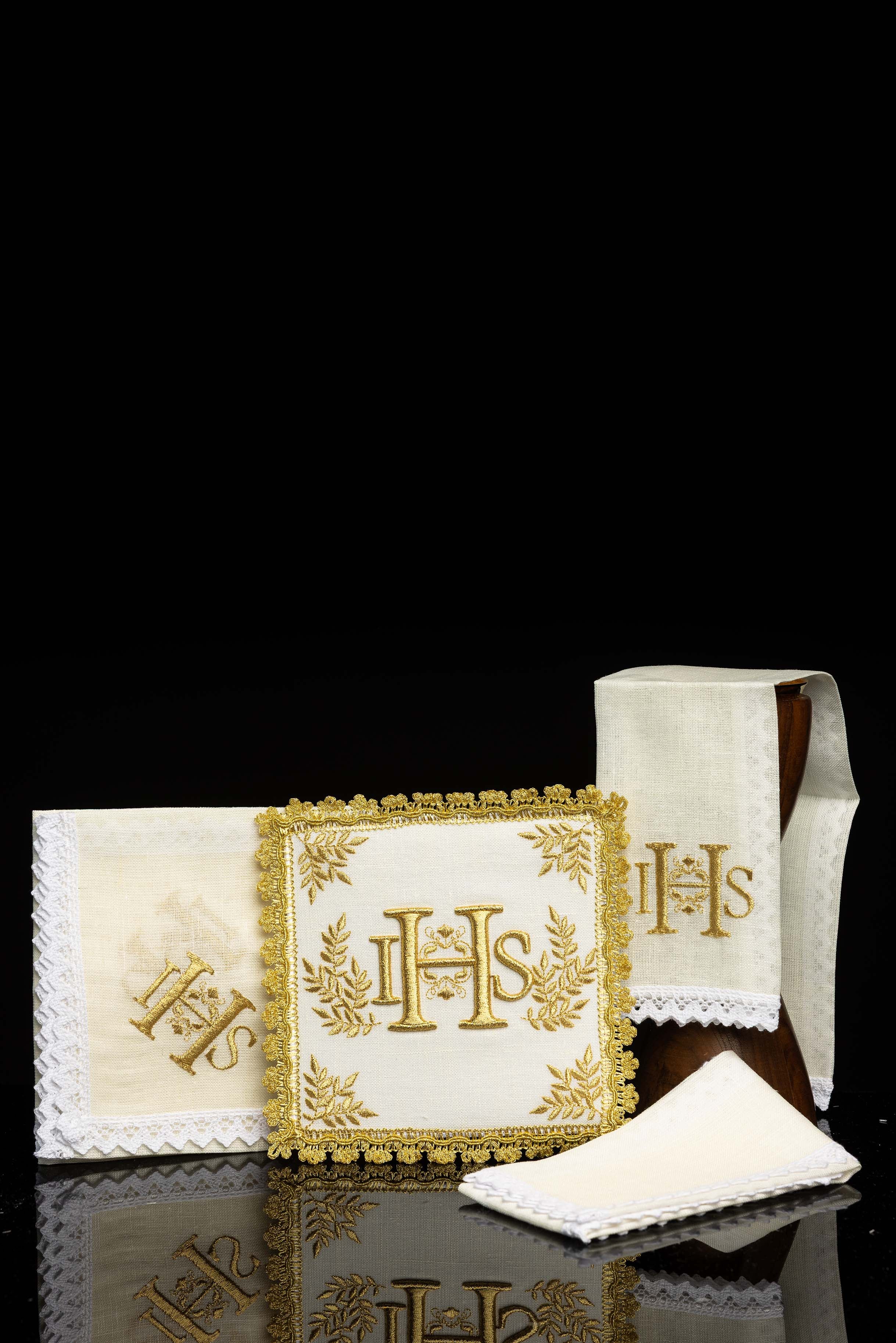 Ensemble de Linge d'autel richement décoré avec le motif IHS