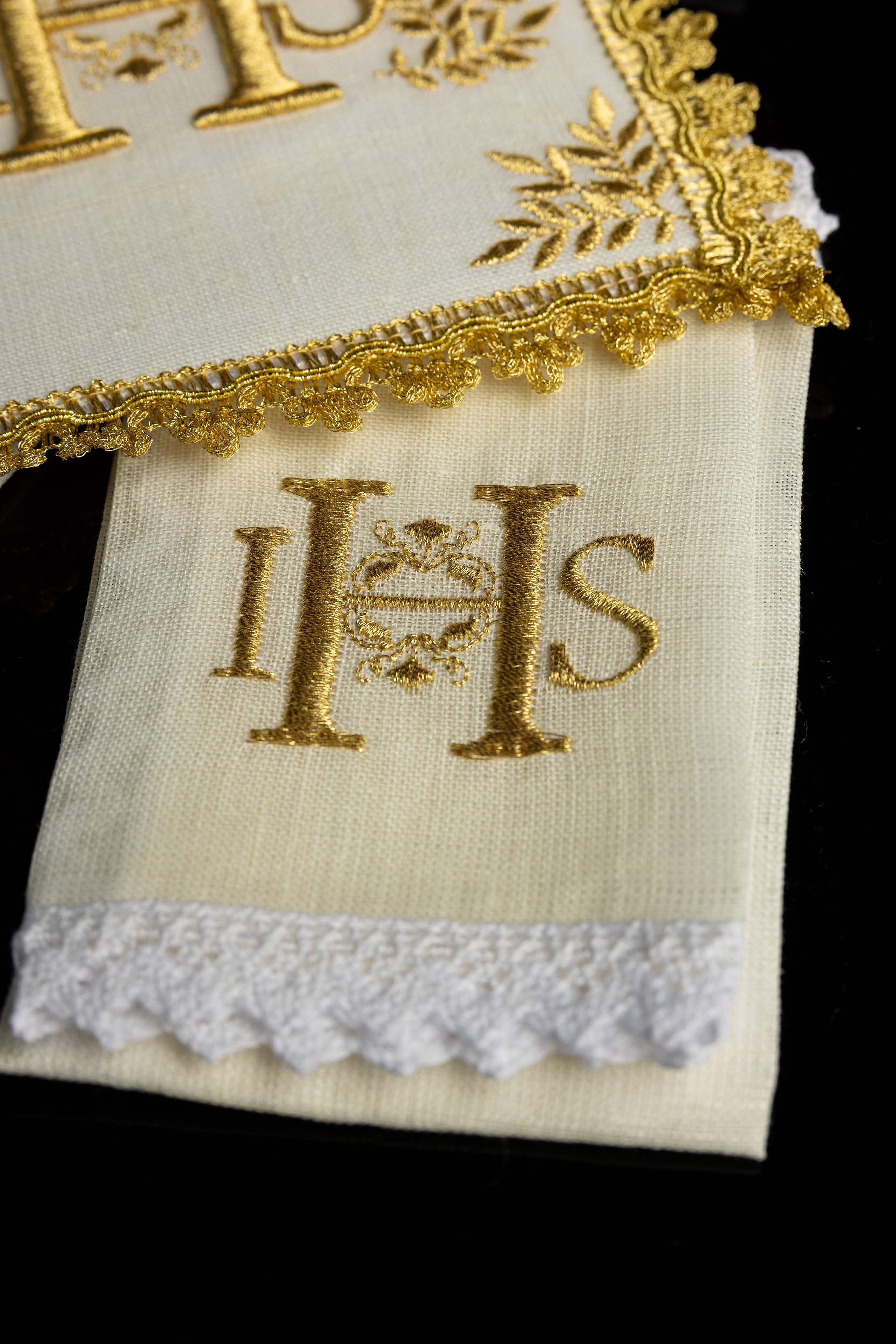 Ensemble de Linge d'autel richement décoré avec le motif IHS