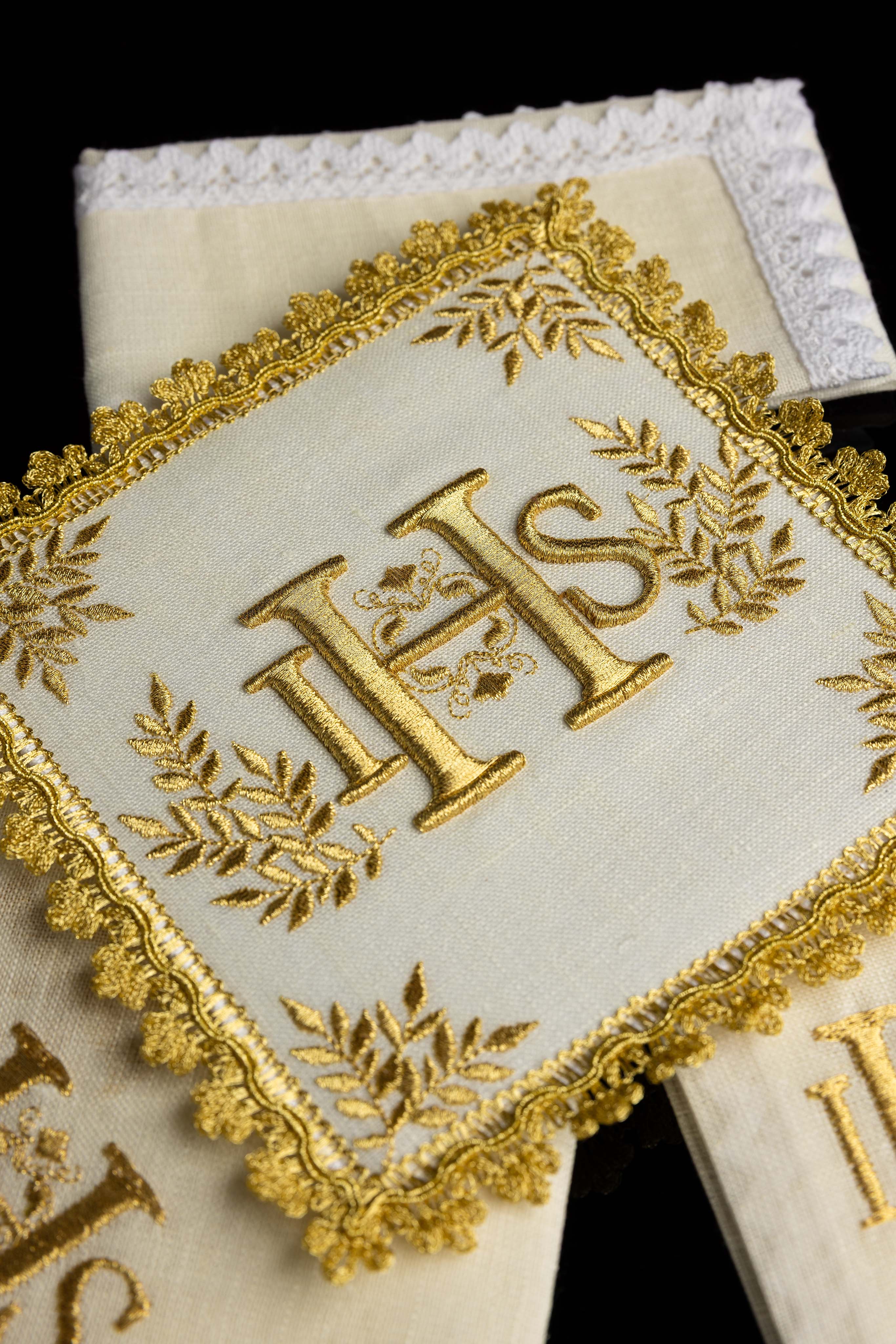 Ensemble de Linge d'autel richement décoré avec le motif IHS