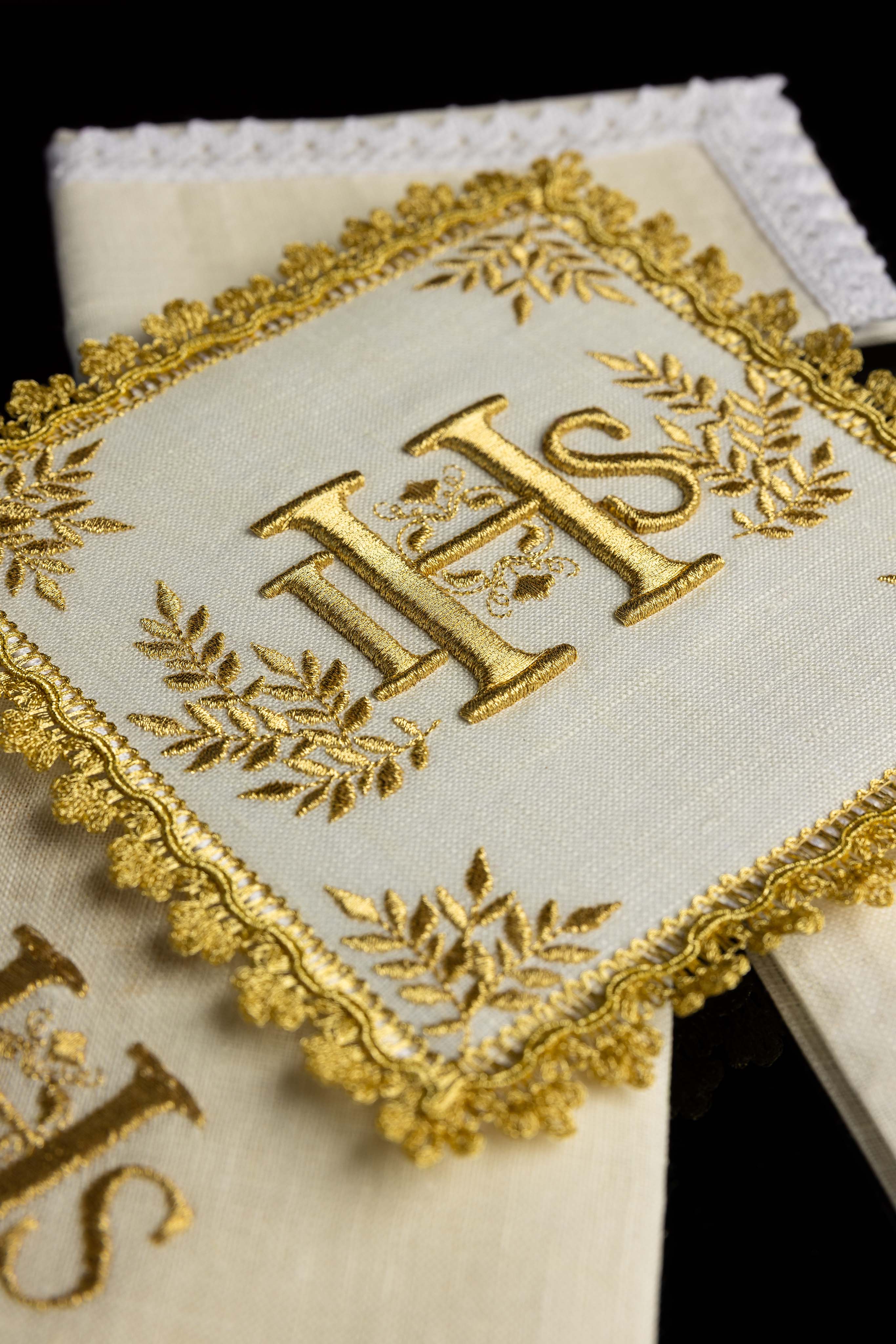 Ensemble de Linge d'autel richement décoré avec le motif IHS