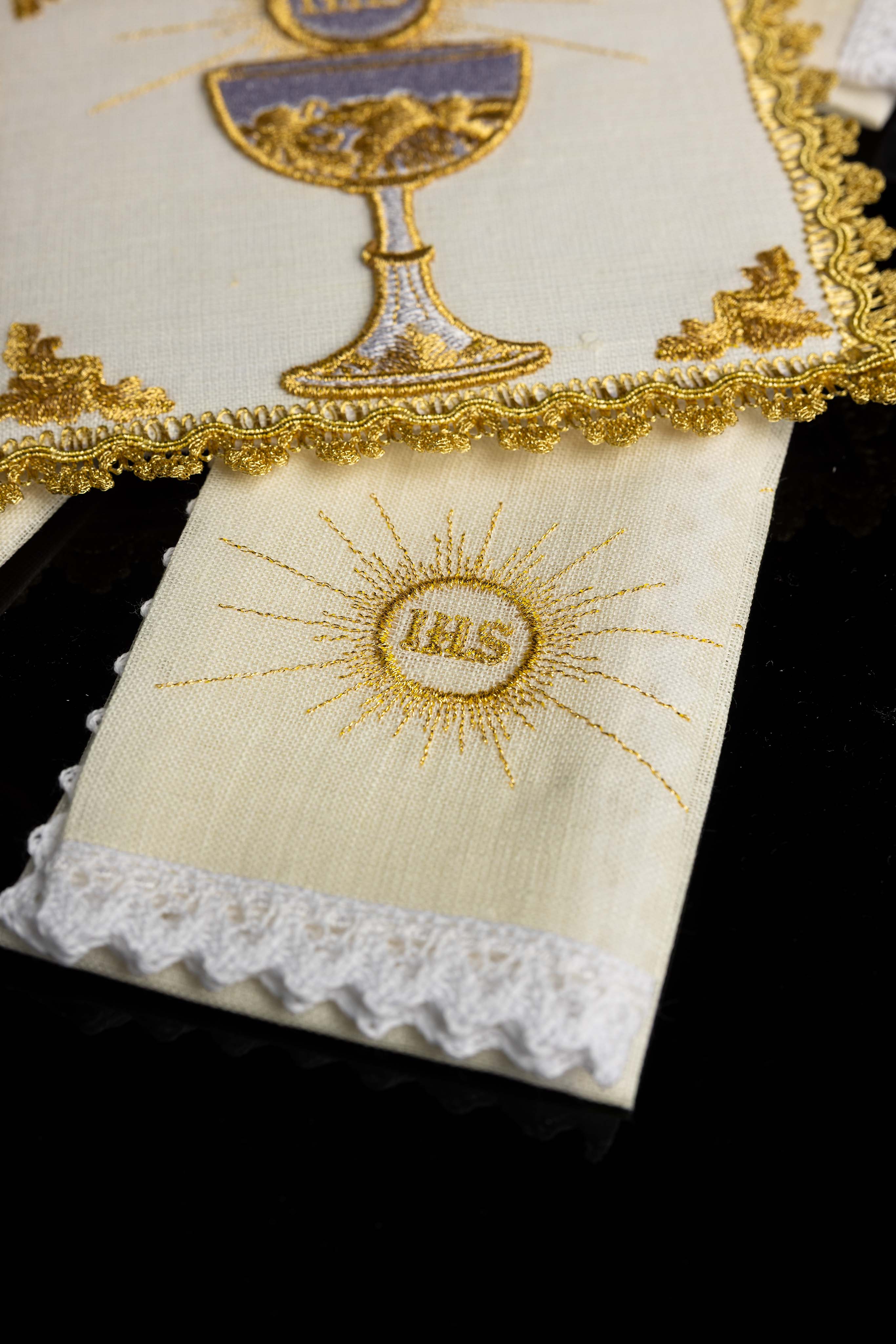 Ensemble de Linge d'autel avec un motif de calice doré